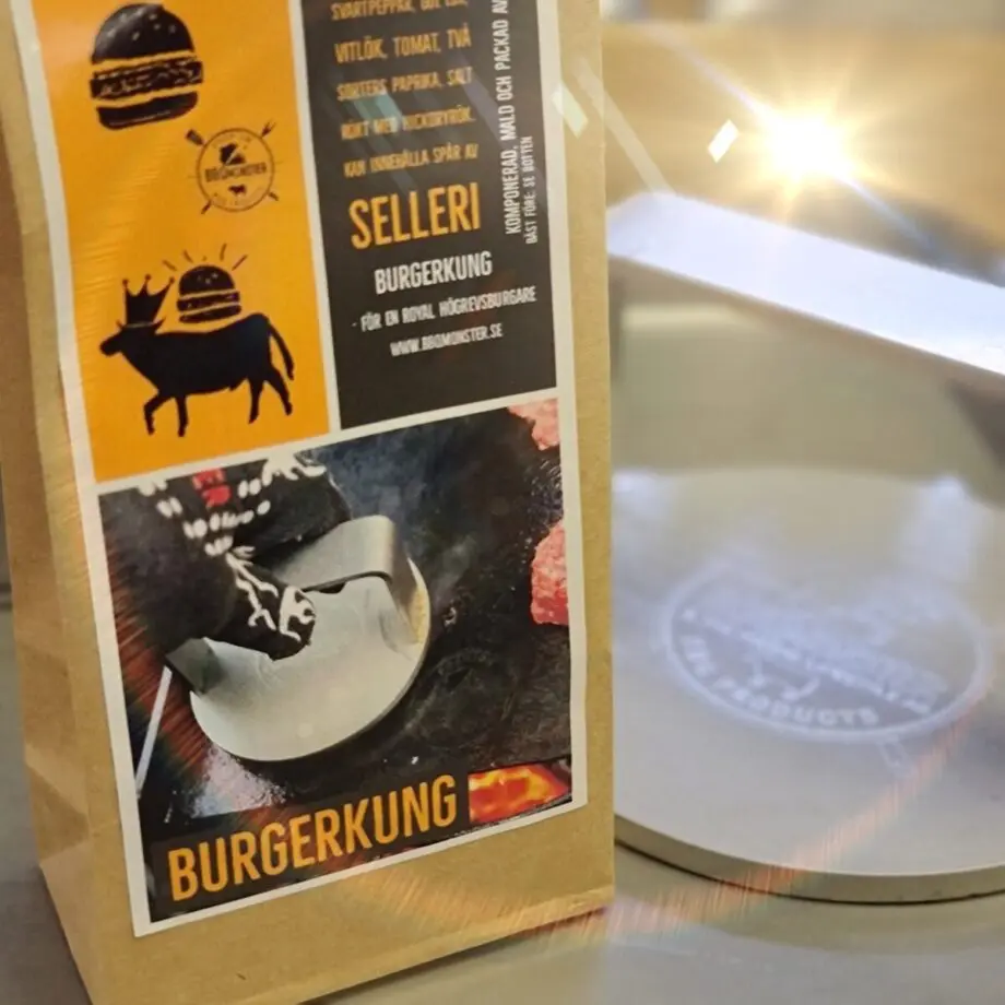 Burgerkung - en kryddmix för Hamburgare - för en royal burgare! - Från RUBS BY BBQMONSTER Burgerkung – en Kryddmix för Hamburgare! - Burgerkung är en grovmald kryddmix för hamburgare som du bara strösslar över den utplattade högrevsfärsen, trycker ner den med fingertopparna och sen formar ut burgarna med nävarna. (se gärna detta klipp för inspiration) Den milda gula löken hjälper din färs att hålla samman utan bearbetning. Gul senap, söt och rökt paprika samt en exklusiv svartpeppar (som för ändamålet importerats från USA) och 3 olika sorters salt lyfter din burgare till en ny nivå. Blandningen passar också perfekt för smash burgers aka SMASHBURGERS Komplett innehållsförteckning: salt, socker, svartpeppar, gul lök, vitlök, SENAP, söt paprika, rökt paprika, Salt rökt med Hickory. Kan innehålla spår av SELLERI. #RubsByBBQmonster gör personliga kvalitetsrubs i små batcher med stor noggrannhet. #RubsByBBQmonster mals ut från kvarn med kvarnstenar. Grovleken anpassas efter ändamålet (styckdetaljen) som rubben är tänkt för. Oavsett vilken rub du köper kommer du att märka en klar skillnad mot andra mainstream "grillkryddor" som översvämmar marknaden. Du får här en rub som innehåller både mindre partiklar som når djupt in i köttet, såväl större partiklar vilka lättare överlever grillningen. Vilket därmed ger ytterligare en smakdimension. Dimensionen på partiklarna (strukturen) påverkar också hur du upplever smakerna. Tänk själv hur många fler smaklökar som aktiveras av en 0,5mm bit lök landar på tungan jämfört med ett pulver eller dust.