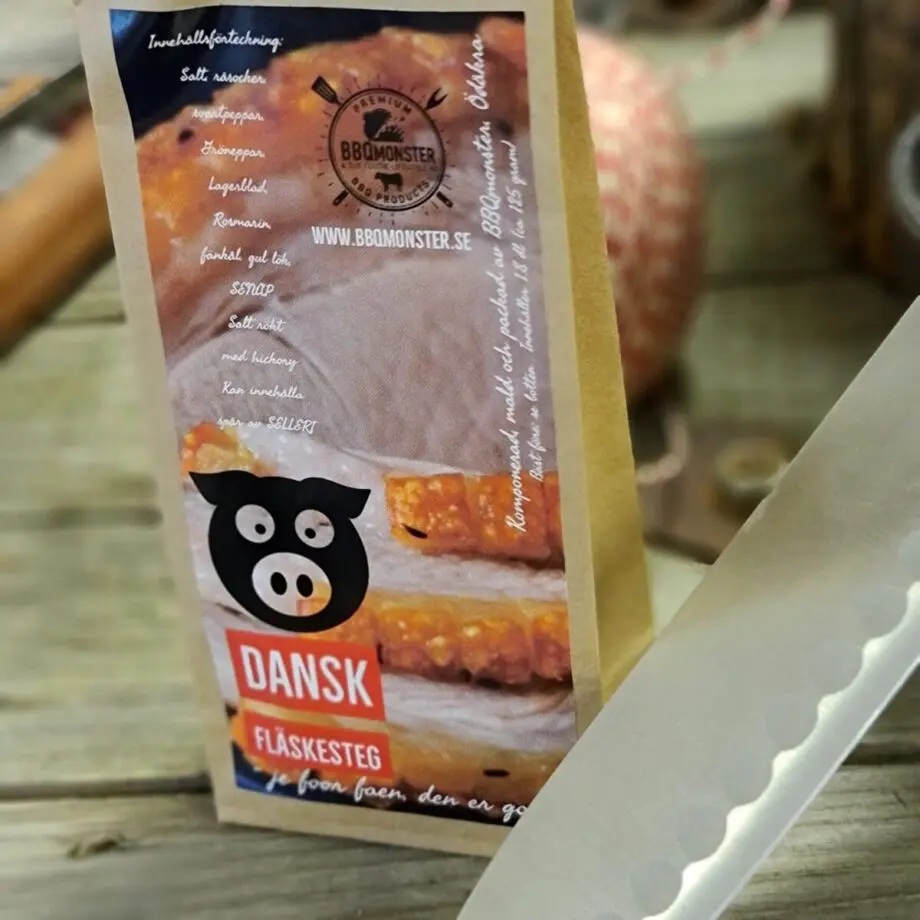 Fläskestek rub - en kryddblandning för Dansk Fläskesteg med krispig svål Fläskesteg – Dansk Fläskesteg är en Fläskstek med knaprig svål! Skånes närmsta grannar, ni vet det glada folket med grön öl och en röd / vit flagga – de kan göra söndagsstek! Här är en rub som förgyller en rätt som redan är god. Förslag: Köp en fet stek, snitta svålen på längden och tvären hela vägen ner till köttet. Krydda och gnid ner i skårorna och på all synlig köttyta. Moment1: Kör upp grillen/ugnen till 225 grader* Lägg under tiden köttet i en långpanna med svålen nedåt. Fyll på med vatten så att svålen täcks (men ej köttet). Ställ in köttet när ugnen/grillen är redo. Sänk samtidigt värmen till 175 grader (med en kolgrill stryper du luftintaget och går senare över till indirekt eller semiindirekt BBQ/grillrökning).Kör i den heta värmen i 10 min under tiden kryper normalt tempen ner till nya måltempen på 170 grader (kontrollera).Moment2: Vänd köttet med svålen upp. Gnugga in lite mer salt på den nu uppblötta svålen. Steken placerar du nu på ett par tjocka morötter och en halverad lök för att undvika att köttet kokas i vattnet. Fyll vatten upp till köttets undersida. Låt stå tills innertempen på köttet når dryga 70 grader i tjockaste delen.*Alternativ om du grillar: kör moment1 i ugnen och moment2 i grillen. Såsen: Sila spadet, reducera genom kokning, addera matgrädde i föhållandet 1/3 av vätskans mängd. Klicka i en rejäl matsked rödvinbärsgelé och smaka eventuellt av med lite extra rubb. Red såsen till valfri tjocklek med Maizena eller mjöl. Servera med kokt potatis och brysselkål. Danskarna serverar ofta steken med rödkål och steker ofta sin potatis innan servering, inte sällan vänd i ströbröd med socker och salt, om det är lockande för dig så kör i vind! Om #RubsByBBQmonster #RubsByBBQmonster gör personliga kvalitetsrubs i små batcher med stor noggrannhet.  #RubsByBBQmonster mals ut från kvarn med kvarnstenar. Grovleken anpassas efter ändamålet (styckdetaljen) som rubben är tänkt för. Oavsett vilken rub du köper kommer du att märka en klar skillnad mot andra mainstream "grillkryddor" som översvämmar marknaden. Du får här en rub som innehåller både mindre partiklar som når djupt in i köttet, såväl större partiklar vilka lättare överlever grillningen. Vilket därmed ger ytterligare en smakdimension. Dimensionen på partiklarna (strukturen) påverkar också hur du upplever smakerna. Tänk själv hur många fler smaklökar som aktiveras av en 0,5mm bit lök landar på tungan jämfört med ett pulver eller dust. Tips: köp till den ultimata stöaren i rostfritt, stora hål och tätslutande lock så håller dina rub upp till 2 år.