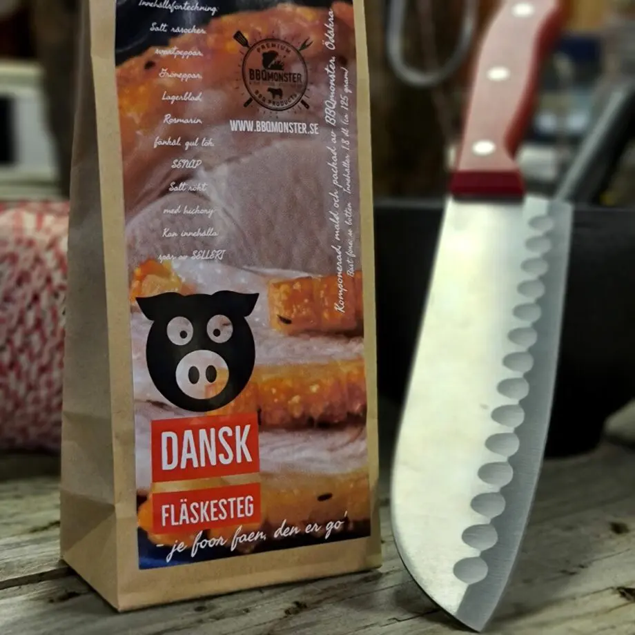 Fläskestek rub - en kryddblandning för Dansk Fläskesteg med krispig svål Fläskesteg – Dansk Fläskesteg är en Fläskstek med knaprig svål! Skånes närmsta grannar, ni vet det glada folket med grön öl och en röd / vit flagga – de kan göra söndagsstek! Här är en rub som förgyller en rätt som redan är god. Förslag: Köp en fet stek, snitta svålen på längden och tvären hela vägen ner till köttet. Krydda och gnid ner i skårorna och på all synlig köttyta. Moment1: Kör upp grillen/ugnen till 225 grader* Lägg under tiden köttet i en långpanna med svålen nedåt. Fyll på med vatten så att svålen täcks (men ej köttet). Ställ in köttet när ugnen/grillen är redo. Sänk samtidigt värmen till 175 grader (med en kolgrill stryper du luftintaget och går senare över till indirekt eller semiindirekt BBQ/grillrökning).Kör i den heta värmen i 10 min under tiden kryper normalt tempen ner till nya måltempen på 170 grader (kontrollera).Moment2: Vänd köttet med svålen upp. Gnugga in lite mer salt på den nu uppblötta svålen. Steken placerar du nu på ett par tjocka morötter och en halverad lök för att undvika att köttet kokas i vattnet. Fyll vatten upp till köttets undersida. Låt stå tills innertempen på köttet når dryga 70 grader i tjockaste delen.*Alternativ om du grillar: kör moment1 i ugnen och moment2 i grillen. Såsen: Sila spadet, reducera genom kokning, addera matgrädde i föhållandet 1/3 av vätskans mängd. Klicka i en rejäl matsked rödvinbärsgelé och smaka eventuellt av med lite extra rubb. Red såsen till valfri tjocklek med Maizena eller mjöl. Servera med kokt potatis och brysselkål. Danskarna serverar ofta steken med rödkål och steker ofta sin potatis innan servering, inte sällan vänd i ströbröd med socker och salt, om det är lockande för dig så kör i vind! Om #RubsByBBQmonster #RubsByBBQmonster gör personliga kvalitetsrubs i små batcher med stor noggrannhet.  #RubsByBBQmonster mals ut från kvarn med kvarnstenar. Grovleken anpassas efter ändamålet (styckdetaljen) som rubben är tänkt för. Oavsett vilken rub du köper kommer du att märka en klar skillnad mot andra mainstream "grillkryddor" som översvämmar marknaden. Du får här en rub som innehåller både mindre partiklar som når djupt in i köttet, såväl större partiklar vilka lättare överlever grillningen. Vilket därmed ger ytterligare en smakdimension. Dimensionen på partiklarna (strukturen) påverkar också hur du upplever smakerna. Tänk själv hur många fler smaklökar som aktiveras av en 0,5mm bit lök landar på tungan jämfört med ett pulver eller dust. Tips: köp till den ultimata stöaren i rostfritt, stora hål och tätslutande lock så håller dina rub upp till 2 år.