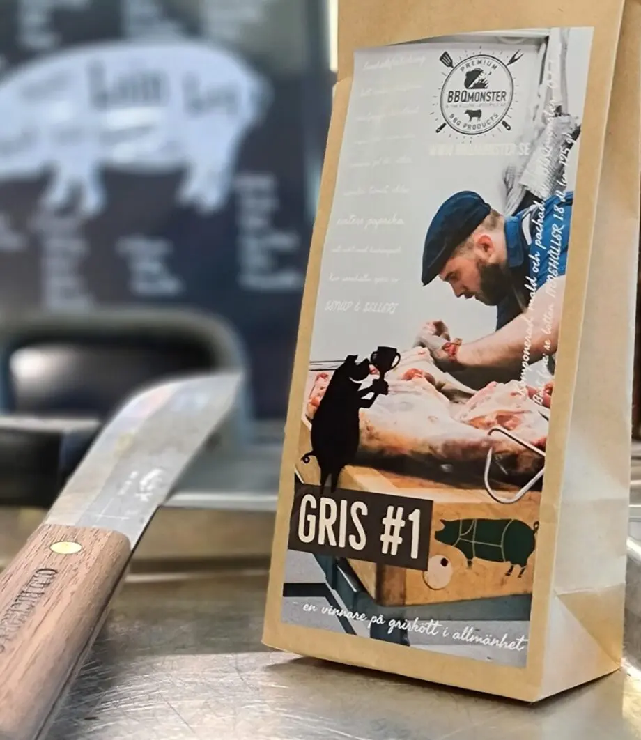 BBQmonsters klassiska rub för Griskött: #1 för Gris - en vinnare på allt griskött Rub för griskött som numera  är en klassiker som går hem i alla läger. Denna rub är en av dem som var representerade på VM i BBQ på Irland 2017. #1 För griskött: en behaglig och mouth filling rub som har sina stora karaktärsdrag i fänkål, lakritsrot som får gifta sig med olika varianter av paprika. Salt och Råsocker i perfekt balans. Använd den till vilket griskött du önskar kotlett, karré, fläskfilé eller "fläskytterfilé" - köttet får även en fin färg tack vare råsocker och paprika. Kan innehålla spår av SENAP & SELLERI Om #RubsByBBQmonster #RubsByBBQmonster gör personliga kvalitetsrubs i små batcher med stor noggrannhet.  #RubsByBBQmonster mals ut från kvarn med kvarnstenar. Grovleken anpassas efter ändamålet (styckdetaljen) som rubben är tänkt för så fort så är möjigt (exempelvis vid Burgerkung, Brisket & Beef Ribs och ORR). Oavsett vilken rub du köper kommer du att märka en klar skillnad mot andra mainstream "grillkryddor" som översvämmar marknaden. Du får här en rub som innehåller både mindre partiklar som når djupt in i köttet, såväl större partiklar vilka lättare överlever grillningen. Vilket därmed ger ytterligare en smakdimension. Dimensionen på partiklarna (strukturen) påverkar också hur du upplever smakerna. Tänk själv hur många fler smaklökar som aktiveras av en 0,5mm bit lök landar på tungan jämfört med ett pulver eller dust. Tips: köp till den ultimata stöaren i rostfritt, stora hål och tätslutande lock så håller dina rub upp till 2 år.