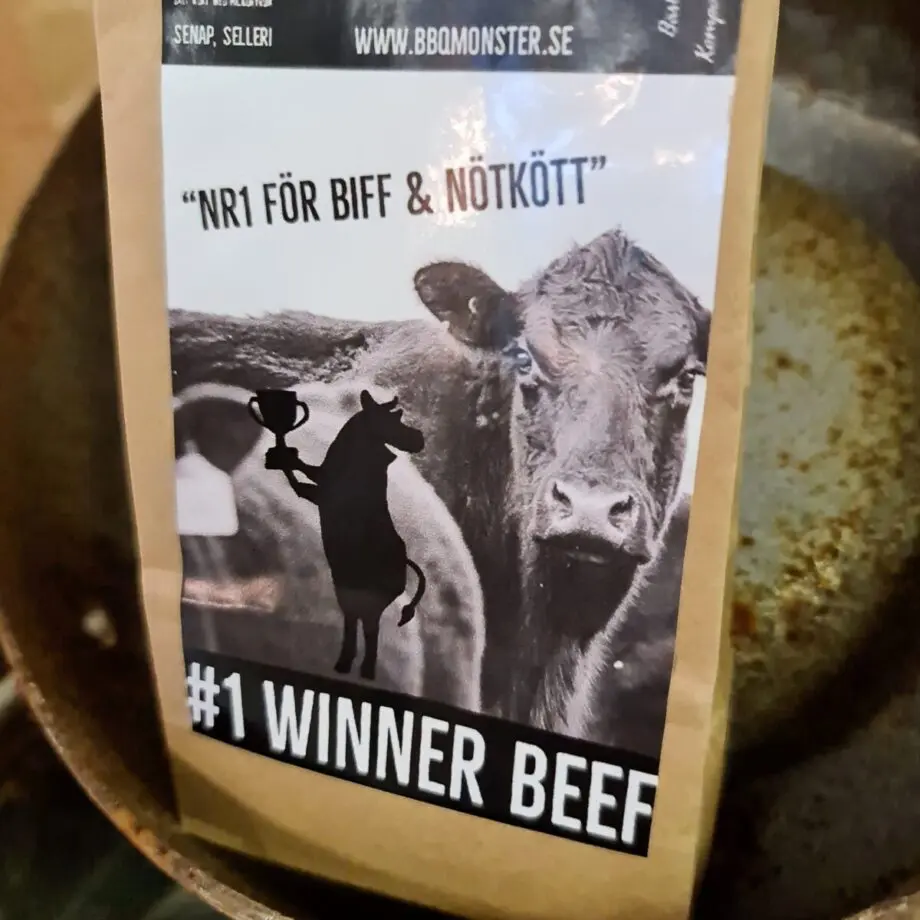 Beef Rub: #1 för Nöt - en vinnare på Nötkött från flank till Rostbiff Av kunder hyllad för sin djupa smaker En rub som blir en given vinnare på Nötkött. Detta är numera en klassiker som går hem i alla läger. Denna rub är en av dem som var representerade på VM i BBQ på Irland 2017. En aromatisk och tydlig rub för allt nötkött. Denna rub körs på allt från skivor av ryggbiff till Brisket. Tydligaste karaktärsdragen kommer från Svartpeppar, kummin, timjan samt salt som rökts med Hickory trä. Kummin är en fantastisk krydda som rostad över flammor ändrar karaktär från att vara en snapskrydda och brödkrydda, jämförelse med hur en kaffeböna ändrar sin doft vid rostning ligger närmast som jämförelse. Timjan är oftast förknippad med vilt men i rätt miljö blir Timjan helt underbar även på nötkött. Ramslök ger en djup smak utan att förstöra och dölja köttet. Vitlöken som används bär toner av lätt rostad vilket tar bort den annars ibland starka vitlökssmaken. Allergener: innehåller SENAP, SELLERI Om #RubsByBBQmonster #RubsByBBQmonster gör personliga kvalitetsrubs i små batcher med stor noggrannhet. Små batcher ger möjlighet att ta hänsyn till varje ingrediens. #RubsByBBQmonster mals ut från kvarn med kvarnstenar. Grovleken anpassas efter ändamålet (styckdetaljen) som rubben är tänkt för. Oavsett vilken rub du köper kommer du att märka en klar skillnad mot andra mainstream "grillkryddor" som översvämmar marknaden. Du får här en rub som innehåller både mindre partiklar som når djupt in i köttet, såväl större partiklar vilka lättare överlever grillningen. Vilket därmed ger ytterligare en smakdimension. Dimensionen på partiklarna (strukturen) påverkar också hur du upplever smakerna. Tänk själv hur många fler smaklökar som aktiveras av en 0,5mm bit lök landar på tungan jämfört med ett pulver eller dust.