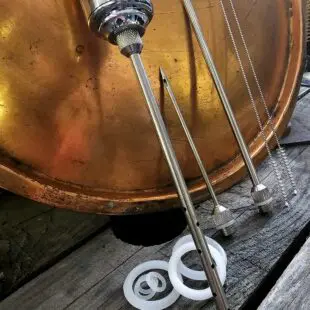 Saltspruta Marinadinjektor Marinadspruta - rostfri injektor med tre nålar för kött och fågel Saltspruta Marinadinjektor Marinadspruta - En mycket rejäl Saltspruta eller som du så vill - marinadinjektor / marinadspruta. Ett välbyggt proffsinstrument som tar din kryddning till en ny nivå. Tillverkat i rostfritt stål, kommer med tre olika nålar (hela 15cm långa) samt extra silikonpackningar som reservdelar. Tack vare tre olika nålar ökar användningsområdena. Nålen med många små hål sprider salt och sockerlösningar snyggt utan en massa hål. Nålen med det grövre hålet fungerar för att injicera grövre lösningar med exempelvis krossade pepparkorn och chiliflakes, den allra finaste nålen lämnar mindre ingångshål efter sig och passar utmärkt när köttstycket är lite tunnare.