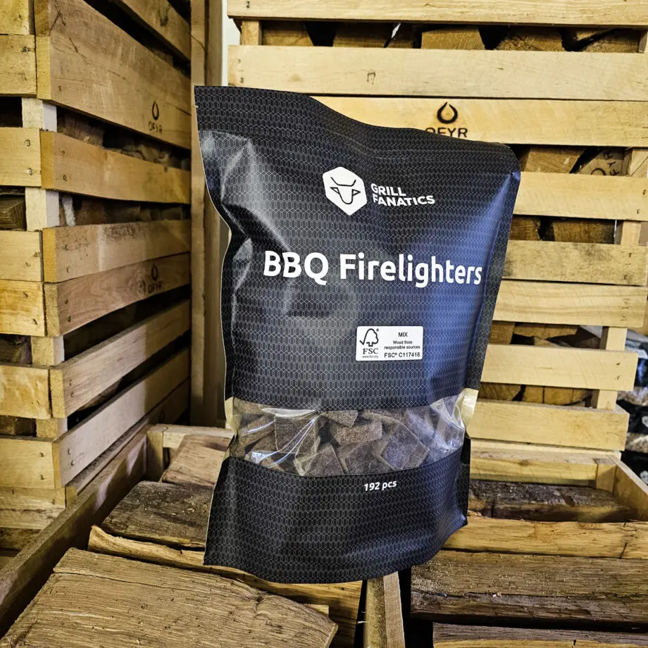 Tändkuber BRASTÄNDARE Storpack: 192 stycken luktfria braständare och grilltändare - så här tänder du enklast grillkol Så här tänder du enklast din kamin och öppna spis Tändkuber, guds gåva till grillers. Dessa tändkuber är luktfria och om du är en av dem som fortfarande använder tändvätska så bör du inte tveka - att byta till tändkuber kommer att betyda mer för din grillning än allt annat tillsammans. Tändkuber som är luktfria är det perfekta sättet att tända en kamado. En tändkub beter sig på samma sätt varje gång, det gör att du lättare lär dig hur mycket tid "öppen" du behöver ge din kamado vid low n slow, innan du stänger locket. Genom att inte frigöra mer energi än vad du behöver för att nå en viss temperatur så sparar du inte bara kol - du ger dig själv en mer bekymmersfri BBQ. Många har redan gått över till tändkuber men ett beteende som man växt upp med är inte lätt att ändra och faktum är att doften av t-gul för många är förknippat med sommar...men också med kött som smakar dieselolja. Det finns många andra sätt att tända en grill men om du vill minimera antalet moment och rörelser så föreslår BBQmonster följande antändningsrutin: Bygg en längd med kol (som en limpa) vid low & slow, eller som en hög (pyramid) vid het grillning Antal kuber: low & slow? - tänd med en (1) kub på ytterkant på "limpan", Hot & fast? tänd med upp till 6 kuber runt om högen med kol. OBS! Se till att det finns ett par centimeter med "fri luft" mellan kuben och kolen, ligger kolen ovanpå kuben kommer det finnas för lite syre tillgängligt och rök/doft uppstår. Stäng locket men öppna både luft in och luft ut maximalt. Tid: low & slow? - låt kolen bygga några centimeter med glöd (ca 10 min) börja därefter reglera ned luftflödet och bygg upp tempen till måltempen som då oftast är 110 grader. Hot & fast? - låt ventiler och lock vara av tills att kolen glöder till 80 %, rör då om lite och låt kolen antändas till 100 %. Läs fler tips om detta i BBQmonsters grillskola - här! Tips: låt alltid gallret vara med under uppvärmning av grillen för att bränna bort rester och göra rengöring/borstning av gallret enklare. Storpack - 192 stycken! luktfria giftfria (55% vax 45% trä) enkelt att använda