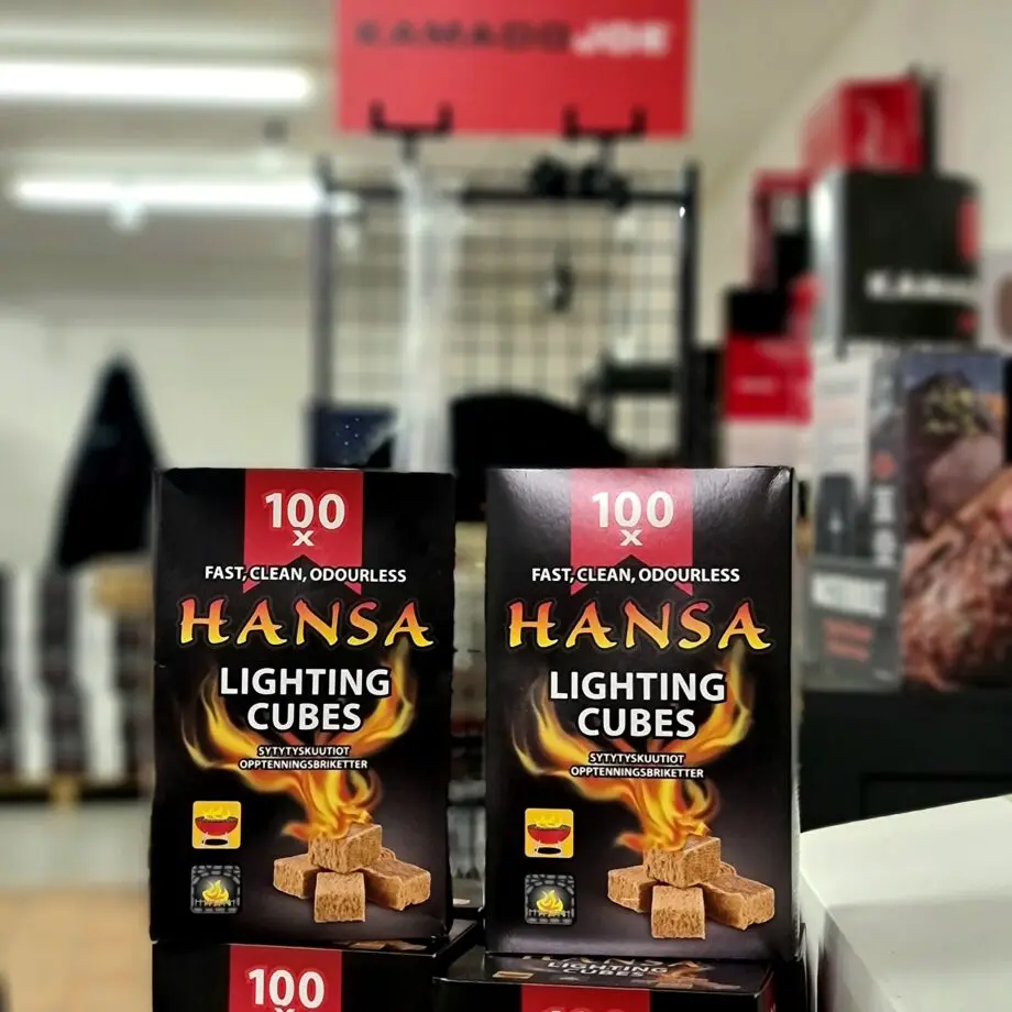 Tändkuber BRASTÄNDARE 100pack luktfria braständare och grilltändare - så här tänder du enklast grillkol Så här tänder du enklast din kamin och öppna spis Tändkuber, guds gåva till grillers. Dessa tändkuber är luktfria och om du är en av dem som fortfarande använder tändvätska så bör du inte tveka - att byta till tändkuber kommer att betyda mer för din grillning än allt annat tillsammans. Tändkuber som är luktfria är det perfekta sättet att tända en kamado. En tändkub beter sig på samma sätt varje gång, det gör att du lättare lär dig hur mycket tid "öppen" du behöver ge din kamado vid low n slow, innan du stänger locket. Genom att inte frigöra mer energi än vad du behöver för att nå en viss temperatur så sparar du inte bara kol - du ger dig själv en mer bekymmersfri BBQ. Många har redan gått över till tändkuber men ett beteende som man växt upp med är inte lätt att ändra och faktum är att doften av t-gul för många är förknippat med sommar...men också med kött som smakar dieselolja. Det finns många andra sätt att tända en grill men om du vill minimera antalet moment och rörelser så föreslår BBQmonster följande antändningsrutin: Bygg en längd med kol (som en limpa) vid low & slow, eller som en hög (pyramid) vid het grillning Antal kuber: low & slow? - tänd med en (1) kub på ytterkant på "limpan", Hot & fast? tänd med upp till 6 kuber runt om högen med kol. OBS! Se till att det finns ett par centimeter med "fri luft" mellan kuben och kolen, ligger kolen ovanpå kuben kommer det finnas för lite syre tillgängligt och rök/doft uppstår. Stäng locket men öppna både luft in och luft ut maximalt. Tid: low & slow? - låt kolen bygga några centimeter med glöd (ca 10 min) börja därefter reglera ned luftflödet och bygg upp tempen till måltempen som då oftast är 110 grader. Hot & fast? - låt ventiler och lock vara av tills att kolen glöder till 80 %, rör då om lite och låt kolen antändas till 100 %. Läs fler tips om detta i BBQmonsters grillskola - här! Tips: låt alltid gallret vara med under uppvärmning av grillen för att bränna bort rester och göra rengöring/borstning av gallret enklare. 100-pack luktfria giftfria (gjorda på restprodukter från en av europas största ljustillverkare) enkelt att använda