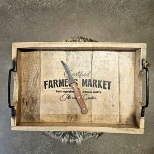 Avokadokniv & svampkniv - 3" kökskniv Avokadokniv & svampkniv - Säg hej till dina nya kökskompis! En kniv med ett lätt böjt blad. Enkelt att halvera avokado och helt perfekt för svamp. Smidig kniv för att rensa och skära svamp inte minst för AVOKADO där det böjda bladet passar helt perfekt. Denna kniv har ett blad av kolstål som är hårdare än exempelvis OKC knivarna. Detta gör att en vass egg håller sig längre och även betydligt mindre risk för rostangrepp. Skaft av rosenträ. Längd på bladet: 7,5 cm Längd på skaftet: 10 cm