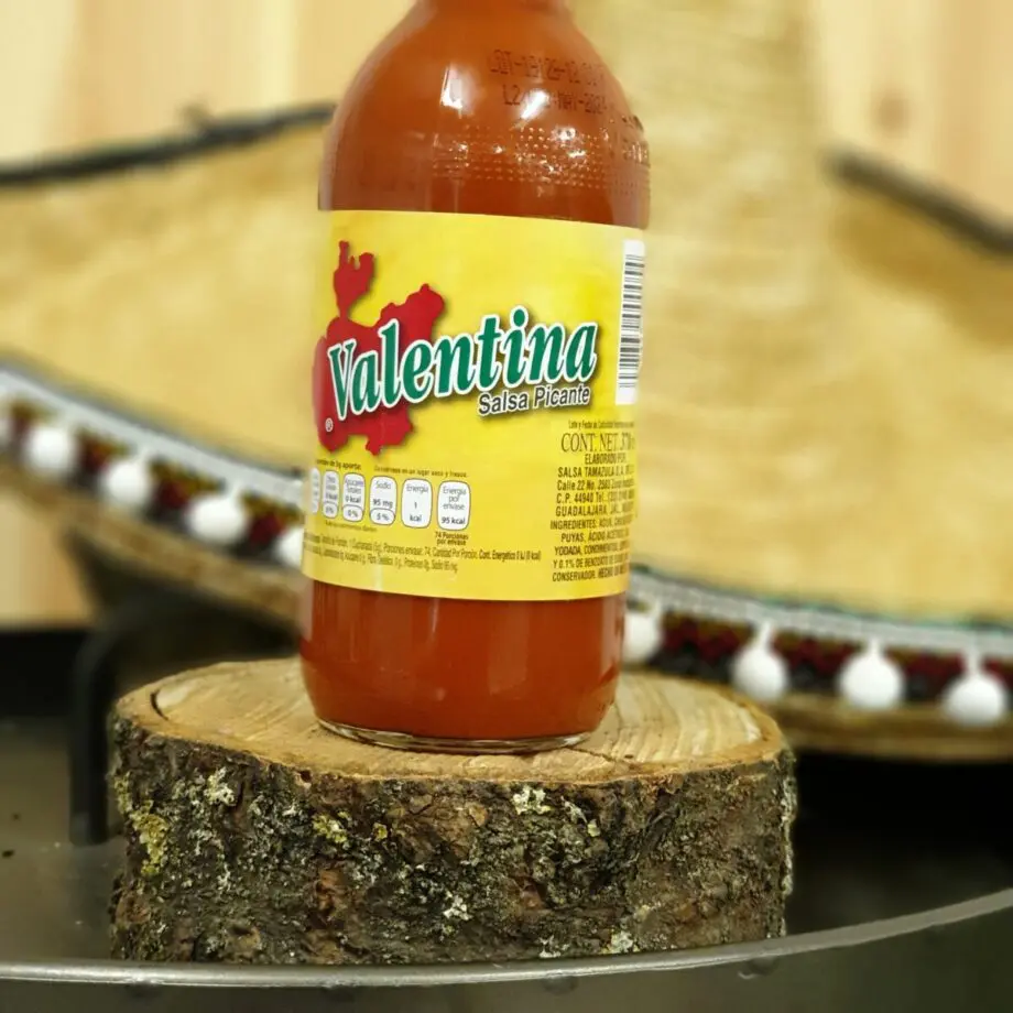 Mexican Hot sauce - Valentina 125 miljoner Mexikanare kan inte ha fel - Mexikos bäst säljande Hot Sauce! Valentina salsa picante är en enkel, frisk, lagom syrlig och lagom stark chilisås som du med fördel stänker över dina tacos, dina chips eller använder för att spetsa till dina drinkar. Recept: Heta kycklingben / lollipops Ställ dina kycklingben (lollipops) i en mix av öl och denna salsa, låt stå svalt över natten och rulla dem därefter i en god rub för kyckling. Häng upp dem på hållaren för kycklingben (art nr 80004) för jämn grillning runt om. Kör dem i en grill på 175-200 grader tills innertempen har passerat 70grader.