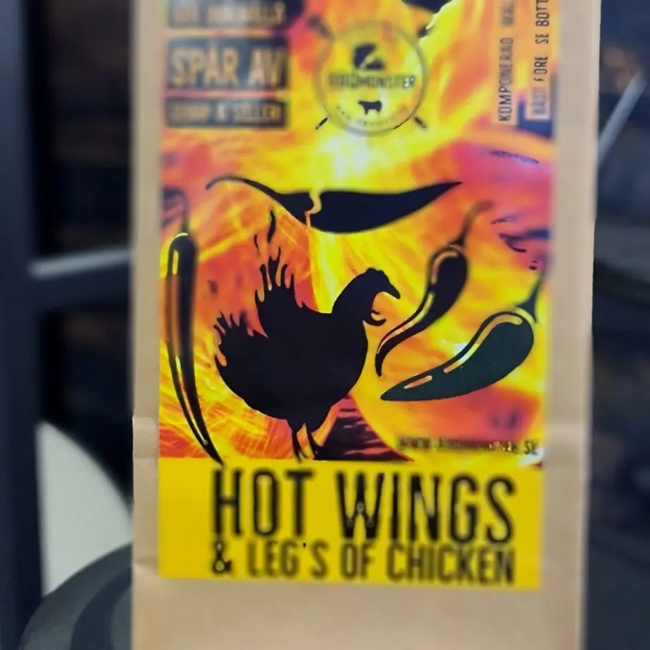 Hot wings rub Wing rub  En het kryddblandning för kyckling För kycklingvingar mm. : en frisk doft och het och eldig smak – en rub perfekt för lollipops, hot wings och andra styckdelar av fågel -gärna med skinn! Även om denna rub är gjord för att kittla dina sinnen och kanske väcka en svettpor eller två i pannan så är den inte gjord för att vara överdjälvigt stark- den skall ge dig hot wings inte toabesök. – Huvudkaraktärerna kommer från torkad hel lime och limeblad. En annan typ av citrusnoter kommer från koriander. Hettan kommer från chili (bland annat Guajillo, Ancho och Chipotle). Som extra pondus har Wasabi adderats. Wasabi ger precis som (svensk)pepparrot och senap en helt annan form av hetta än chili. En rund smak adderas genom ett starkt paprikapulver och råsocker bär fram smakerna samt balanserar sältan som kommer från ett medelhavssalt. Syrlighet från Mangopulver. Indisk svartpeppar ger ryggrad och lättrostad vitlök och gräslök gör rubben komplett.