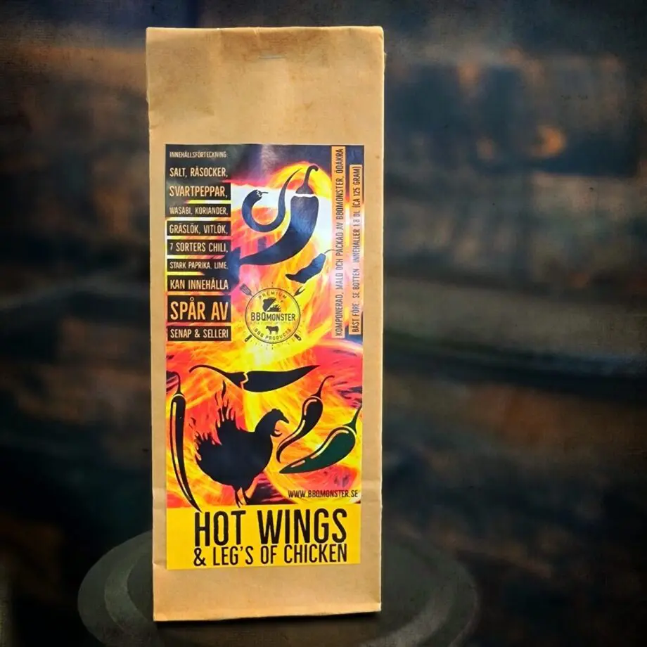 Hot wings rub Wing rub  En het kryddblandning för kyckling För kycklingvingar mm. : en frisk doft och het och eldig smak – en rub perfekt för lollipops, hot wings och andra styckdelar av fågel -gärna med skinn! Även om denna rub är gjord för att kittla dina sinnen och kanske väcka en svettpor eller två i pannan så är den inte gjord för att vara överdjälvigt stark- den skall ge dig hot wings inte toabesök. – Huvudkaraktärerna kommer från torkad hel lime och limeblad. En annan typ av citrusnoter kommer från koriander. Hettan kommer från chili (bland annat Guajillo, Ancho och Chipotle). Som extra pondus har Wasabi adderats. Wasabi ger precis som (svensk)pepparrot och senap en helt annan form av hetta än chili. En rund smak adderas genom ett starkt paprikapulver och råsocker bär fram smakerna samt balanserar sältan som kommer från ett medelhavssalt. Syrlighet från Mangopulver. Indisk svartpeppar ger ryggrad och lättrostad vitlök och gräslök gör rubben komplett.