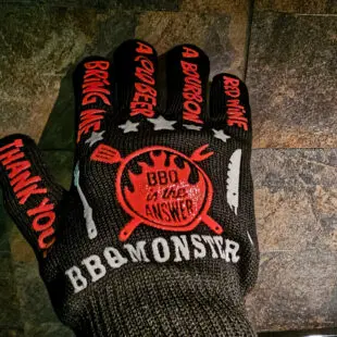 Grillhandskar BBQmonster - bästa, coolaste, längsta BBQ Gloves - Värmetåliga Handskar - skyddar bättre än läder! Grillhandskar BBQmonster med uppdaterad design med 50% längre skaft än konkurrerande modeller. Silikonprint för enkelt teckenspråk genom fönstret ;) - bästa och coolaste modellen. Bäst i test!