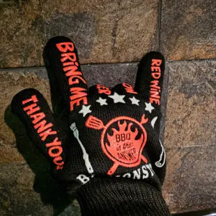 Grillhandskar BBQmonster - bästa, coolaste, längsta BBQ Gloves - Värmetåliga Handskar - skyddar bättre än läder! Grillhandskar BBQmonster med uppdaterad design med 50% längre skaft än konkurrerande modeller. Silikonprint för enkelt teckenspråk genom fönstret ;) - bästa och coolaste modellen. Bäst i test!