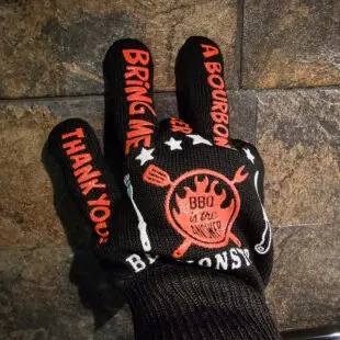 Grillhandskar BBQmonster - bästa, coolaste, längsta BBQ Gloves - Värmetåliga Handskar - skyddar bättre än läder! Grillhandskar BBQmonster med uppdaterad design med 50% längre skaft än konkurrerande modeller. Silikonprint för enkelt teckenspråk genom fönstret ;) - bästa och coolaste modellen. Bäst i test!