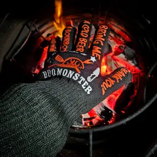 Grillhandskar BBQmonster - bästa, coolaste, längsta BBQ Gloves - Värmetåliga Handskar - skyddar bättre än läder! Grillhandskar BBQmonster med uppdaterad design med 50% längre skaft än konkurrerande modeller. Silikonprint för enkelt teckenspråk genom fönstret ;) - bästa och coolaste modellen. Bäst i test!