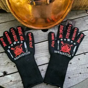Grillhandskar BBQmonster - bästa, coolaste, längsta BBQ Gloves - Värmetåliga Handskar - skyddar bättre än läder! Grillhandskar BBQmonster med uppdaterad design med 50% längre skaft än konkurrerande modeller. Silikonprint för enkelt teckenspråk genom fönstret ;) - bästa och coolaste modellen. Bäst i test!