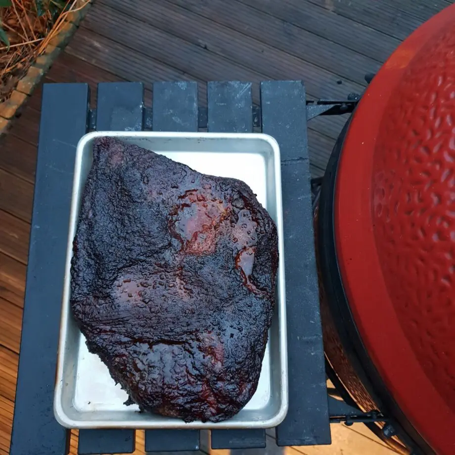 BBQmonster alu bricka fungerar utmärkt som avlastningsfat ute vid grillen, smokern eller kamadon. Såklart är den grym som tallrik - 500 gram BBQ-kärlek