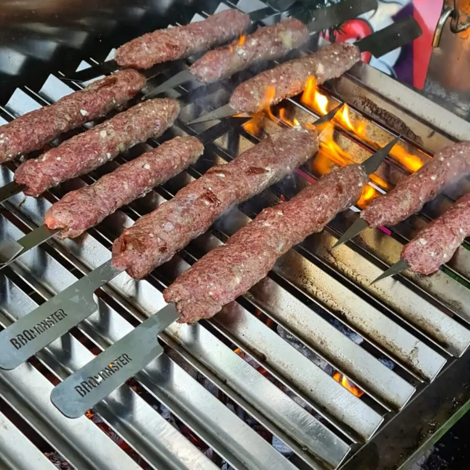 Grillspett platt BBQmonster 1,5cm brett, 3mm (!) grovt och 50cm långt med vass spett - perfekt för Picanha & köttfärs Grymt stabil kvalitet - made in SWE Platt grillspett, köpa platta grillspett, gjorda i Sverige? Då har du kommit exakt rätt på det - BBQmonster kan nu erbjuda ett unikt platt grillspett hela 50cm långt, 3mm grovt med en vass spets som skär perfekt in i köttbitar som picanha och tri-tip mm mmmm! Med ett platt grillspett snurrar inte köttet utan du kan istället vända köttet och det förblir. Glöm rangliga alternativ som inte orkar bära några hundra gram utan att bågna...detta kan du belasta med flera kilo utan ett darr på ribban. Med BBQmonsters svensktillverkade platta grillspett är också enkelt att klämma på köttfärs om du också gillar att köra färsspett på grillen. BBQmonster tipsar om att använda en bra färs, smula i lite feta-ost, hackad gul lök, pressad eller torkad vitlök, soltorkad tomat i strimlor, rostade kumminfrön, riv över lite citronzest, krydda upp med svartpeppar och salt och eventuellt lite korianderfrön. Blanda Detta platta grillspett är bredare än standard, grövre än standard och har en riktigt vass, snedställd spets som lätt skär in i köttbitarna. På detta grillspett sitter köttbitarna och grönsakerna fast på ett betryggande sätt så att du kan koncentrera dig på viktigare saker, som ölen och annat gott. Grillspettet är 50 cm långt varav bladet är 39 cm. Utformningen av handtaget gör att det ligger stabilt över kanten på din grill. Ett platt grillspett gör också att maten inte snurrar runt. Har du testat att skära skivor av en bit Picanha (rostbiffslock), trä det på ett spett och sen grilla det över het kol? - en njutning för både öga och smaklökar! Med ett platt grillspett förhindrar du att köttet eller grönsakerna snurrar runt. Passar även perfekt för köttfärsspett/köfte/kebab  - när du vänder så vänds det, punkt. Dessa eleganta spett säljs styckevis. Går att diska i diskmaskin. Använd svinto eller skrubbsvamp om det bränner fast sot eller matrester (det finns ingen ytbehandling på stålet - alltså inget som kan lossna och hamna i maten). borstat rostfritt stål 1,5 cm Brett 50 cm långa BBQmonster made in SWE