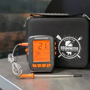 BBQmonsters bästa termometer för konstant övervakning i grill kamado eller smoker.Trådlös, vattentät smart bluetooth termometer Detta är den hittills mest kompletta BBQ och Grilltermometer med Bluetooth och smart app som BBQmonster haft i lager. Den nya varianten är vattentät, även i ingången från kontakten från proben. Denna appstyrda Bluetooth termometer kommer med 4 stycken uppdaterade probes (med aluminiumhandtag) och klarar ytterligare 2 stycken om det skulle krävas (alltså upp till 6 mätpunkter samtidigt). Lång räckvidd Vid fri sikt utomhus har du upp mot 60 meters räckvidd, detta mått är kanske av mindre betydelse och de flesta bryr sig mest om att det det skall finnas räckvidd från grillen som står på uteplatsen och in till mobilen oavsett var i huset denna befinner sig. Med väggar emellan säger specifikationen upp till 30 meter men som vanligt beror slutligen räckvidden på vilket material som finns mellan termometer och telefon. Vid test i en villa med stenväggar (murblock och tegel) finns täckning från grillen som står 6 meter från huset och vidare in hela villan som är 14 meter lång. Ju mer fönster och ju mindre väggar det finns emellan desto längre räckvidd. Vattentät Denna trådlösa termometer är vattentät och kan med gott samvete sova utomhus om BBQfesten skulle göra ditt minne sprött... Tunna nålar Detta är den senaste Bluetooth termometern i BBQmonsters sortiment. Den levereras med uppdaterade nålar (probes) som har en tunnare spets och en ännu tåligare uppbyggnad. Dessa probes tåler upp till 380 grader (tidigare modell i silikon upp till 250 grader). Tunn spets på nålen gör att köttet blöder igenom mindre. Enkel installering Det finns en risk att du som kund får rysningar när du hör ordet Bluetooth tillsammans med ordet termometer - BBQmonster förstår dig. Detta är den första serie av Bluetooth termometers som hållit måttet för det som är allas första baskrav: enkel parkoppling, lättanvänd app som inte kräver en massa behörigheter och tillgång till andra funktioner än notiser, plats och Bluetooth. Smidig smart App som ritar graf över temp-utv Lägg till att du dessutom får en snygg, pålitlig (korrekt) termometer med upp till hela 6 stycken givare (probes) och en extremt stabil app med alla tänkbara möjligheter. Appen laddar du ner gratis (sök Cloudbbq) och med denna installerad får du en visuell guidning på hur du parkopplar din termometer med din telefon. Bry dig inte om att betyget är lågt - tyvärr har appen blivit förväxlad med en annan app med samma namn. Titta efter denna logo: Du kan lägga in egna temperaturer med namn på vad det larmet gäller (ex: Brisket 94 grader eller i klartext "Ta ut Pulled pork 92 grader"). Du kan också lägga in ett INTERVALL-alarm (ex: "Grilltemp Pulled pork 95-115 grader"), går tempen utanför intervallet så ljuder larmet högt och tydligt. En riktigt nördig men nyttig funktion för att lära sig förstå grill och BBQ är att appen, så länge den är inom räckvidd, "spelar in" temperaturutvecklingen och visar detta som ett diagram. Ta en skärmdump (se bild) och du har ett "facit" till nästa grillning (hur du skall göra...eller inte göra...beroende på resultatet). Visar batteristatus i procentform Visar mottagningens status och varnar vid förlorad kontakt Benstöd Denna BBQ och grill termometer har inbyggd benstöd som kan fällas ut så att den står bra på ett bord. Hållare för galler Det medföljer två stycken hållare för att klämma fast på gallret. Använd alltid en sådan för den nålen som du skall använda för att mäta temperaturen i själva grillen/kamadon. Detta ökar livslängden på nålen genom att skydda kabel och nål (probe) från den kraftiga överföringsvärme som ledningsförmågan i metall innebär (jämför med att hålla din hand inne i 170 graders värme mot att greppa ett objekt som är 170 grader varmt...detta är "the power of ledningsförmåga"...all metall leder bättre än luft). Övrigt App finns för Apple och Android. Drivs av två stycken R03 (AAA) batteri.