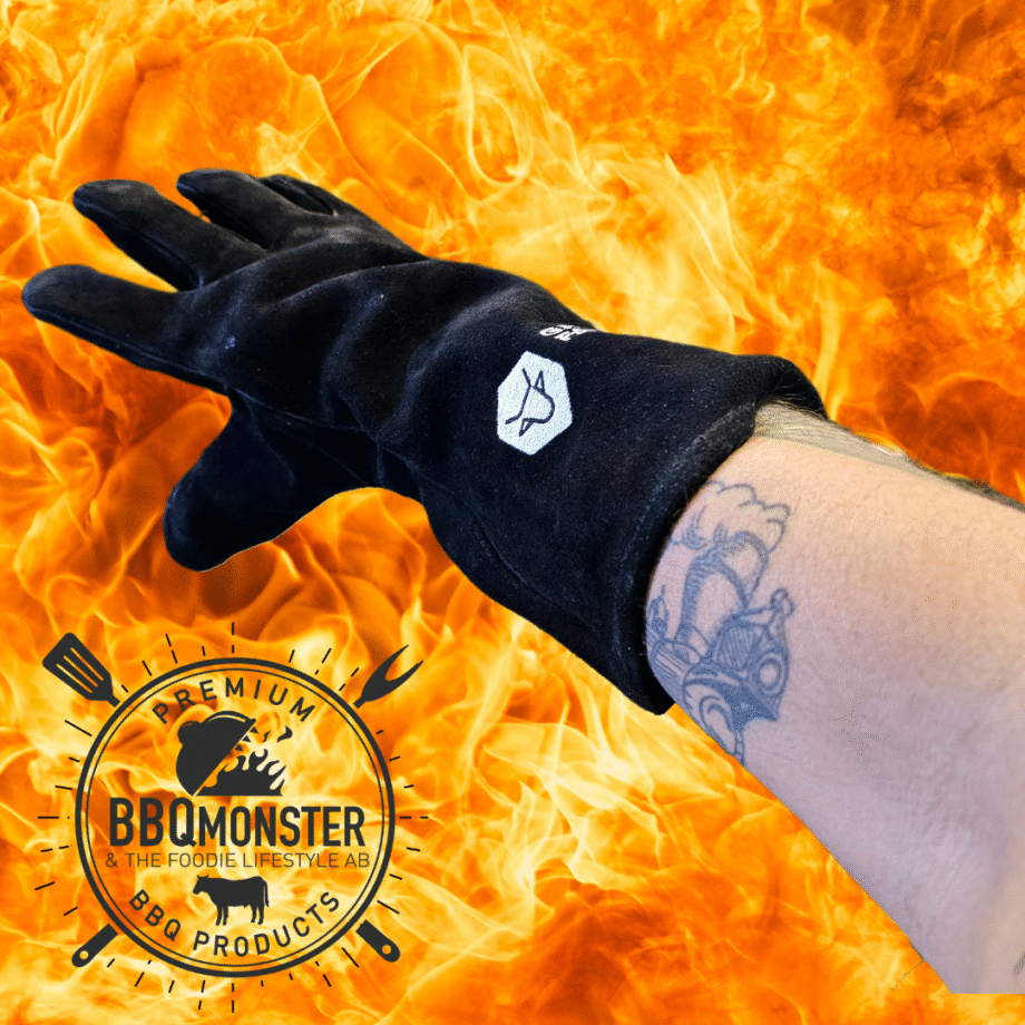 Grillhandskar - av läder med långa skaft - BBQ Gloves - Värmetåliga Handskar 40cm långa - tål upp till 500 grader Grillvantar, BBQ gloves, BBQ-handskar, Värmetåliga handskar - Ett måste för Kamado-ägaren eller den som tröttnat på grilltången. Detta är ett par Grillvantar, BBQ gloves, BBQ-handskar, Värmetåliga handskar av äkta läder med kraftig isolering som även är mjuk mot huden. Grymt snygga, värmeskyddande och långa skaft som når mer än halvvägs upp till armbågen. Fodret är mjuk och bekvämt och framförallt är det fastsytt så att du inte står där med en handske ut-och-in stup i kvarten. Naturligt bra grepp i den ruggade läderytan.  Extra långa Grillvantar, BBQ gloves, BBQ-handskar, Värmetåliga handskar (hela 40 cm!) vilket ger dig skydd en bit upp på underarmarna. Använd Grillvantar, BBQ gloves, BBQ-handskar, Värmetåliga handskar för att flytta galler, deflektorstenar etc. Priset är för ett par (alltså 2 stycken handskar) Grov rejäl kvalitet Extra långa (skyddar handleder och underarmar) Snygga och mycket Instagramvänliga 40cm långa tål upp till 500c OBS: oavsett hur bra värmeskyddet är, handskarna är gjorda för att utsättas för värme under kortare stunder åt gången.