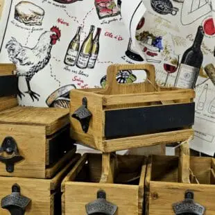Trälåda för 6pack öl med kapsylöppnare monterat - perfekt present för öl-nörden Vissa saker vill man ha direkt när man ser dem - detta är nog en sådan för många! En perfekt grund till en present för någon som gillar öl, fyll den med 6-kalla och du har en episk present. BBQmonster har letat länge och väl efter en rejäl trälåda för att ställa fram ett 6pack öl med stil - gärna j*vligt snygg om möjligt - check! Här är den. Gjord i ene-trä (mmm så gott det luktar, du vet smörknivarna som du gjorde i slöjden i årskurs 5). På båda sidorna finns en panel av "griffeltavla" (även här en flashback till mellanstadiet för generation 70- och 80-tal) på griffeltavlan kan du skriva ett budskap eller hälsning - förslag: "vi går inte förrän du druckit upp". Denna öl-låda har ett handtag en fastmonterad kapsylöppnare i gjutjärn som gör att lösningen är nära - hela tiden Rustikt trä Monterad kapsylöppnare Vintage med attityd Komplettera gärna  grymma ölglas från Luigi Bormioli eller en cool plåtskylt: