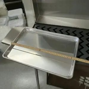 Ungs och kylskåpsanpassad aluminium bricka 45cm x 33cm 3cm hög kant