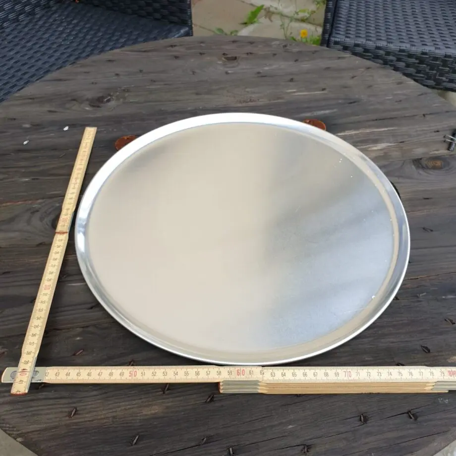 Pizzatallrik 40cm i aluminium / Runt Serveringsfat 4ocm diameter i obehandlad aluminium - grymt snygg servering av tapas Med detta rustika stora runda serveringsfat eller serveringsbricka kan du snyggt duka fram allt från BBQ till skaldjur eller varför inte tapas och plockmat! Detta serveringsfat kan även användas för att varma upp mat på grillen, du skall dock vara medveten om att öppen låga på sikt kommer att sota ytan. Pizza blir krispig även vid en andra uppvärmning när du använder detta serveringsfat för uppvärmning i ugn eller grill.