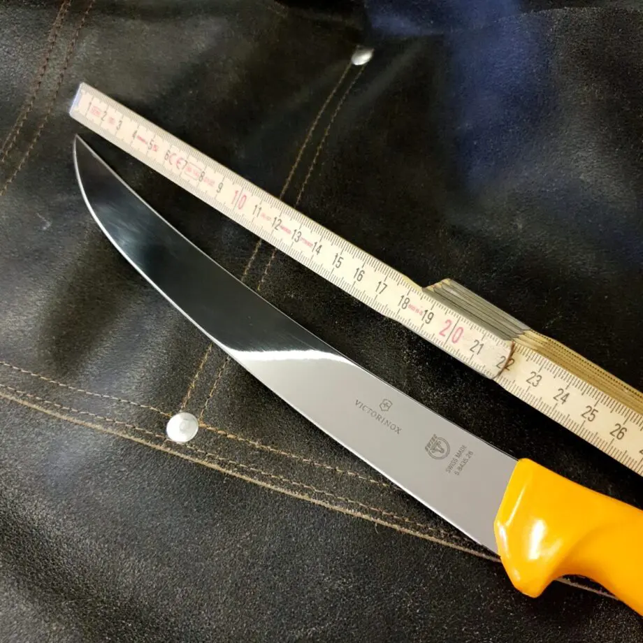 Delningskniv från Victorinox aka Breaking knife även kallat Cimeter kniv är en styckningskniv med kurvat (böjt) 26 cm långt blad, likt en sabel. Knivtypen används för att stycka upp större köttstycke i mindre bitar. Även den största bit högrev styckas med enkelhet upp i kuber med denna bländande blanka Breaking knife. Att bladet är kurvat (böjt) gör att du med en gungande rörelse med enkelhet skär igenom även de största styckdetaljerna. Delningsknivens totala längd är ca 40 cm, fördelat på ett handtag på 15cm och ett 26 cm långt, styvt blad med sylvass egg. Swibo knivarna från Victorinox används professionellt av både styckare och slaktare. Fokus på användarvänlighet, enkelhet att rengöra och ergonomi ligger i fokus. Skaftet som är gjort av Wenger är av konstmaterial som ger ett grymt bra grepp och som är enkelt att rengöra. Handtaget passar både höger- och vänsterhänta. Det finns en avlastningsyta för tummen på den skärande handen och som sagt - denna passar både höger- och vänsterhänta. Både skaft och blad är helt fritt från mikroporer vilket gör att både blad och handtag går att får helt rent och desinficerat.