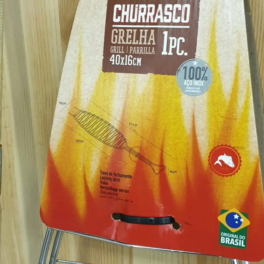 Fiskhalster, rostfritt Detta fiskhalster är gjort i Brazilien av Tramontina, ett företag som har specialiserat sig på utrustning för klassisk Grillning och BBQ av olika slag. Fiskhalstret är gjort i rostfritt stål och har därmed ingen beläggning som kan släppa och sätta sig i maten som smak eller kontaminering. Med ett fiskhalster är det enkelt att vända fisken. Optimalt för hel fisk men kan även användas för en fiskhalva såsom en filé av lax eller torsk. Förslagsvis lägger du då skivor av citroner eller någon annan frukt/grönsak som skydd mot den direkta värmen mot köttsidan. Om du kör hel fisk så är det enkelt: salta och peppra fisken in och utvändigt (eller använd en rub) fyll fisken med valfria godsaker, allt från frukt till grönsaker och missa inte fänkål som kan passa läskigt bra till vissa fisksorter med sin naturliga lakritston.