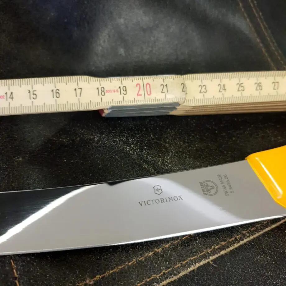 Delningskniv från Victorinox aka Breaking knife även kallat Cimeter kniv är en styckningskniv med kurvat (böjt) 26 cm långt blad, likt en sabel. Knivtypen används för att stycka upp större köttstycke i mindre bitar. Även den största bit högrev styckas med enkelhet upp i kuber med denna bländande blanka Breaking knife. Att bladet är kurvat (böjt) gör att du med en gungande rörelse med enkelhet skär igenom även de största styckdetaljerna. Delningsknivens totala längd är ca 40 cm, fördelat på ett handtag på 15cm och ett 26 cm långt, styvt blad med sylvass egg. Swibo knivarna från Victorinox används professionellt av både styckare och slaktare. Fokus på användarvänlighet, enkelhet att rengöra och ergonomi ligger i fokus. Skaftet som är gjort av Wenger är av konstmaterial som ger ett grymt bra grepp och som är enkelt att rengöra. Handtaget passar både höger- och vänsterhänta. Det finns en avlastningsyta för tummen på den skärande handen och som sagt - denna passar både höger- och vänsterhänta. Både skaft och blad är helt fritt från mikroporer vilket gör att både blad och handtag går att får helt rent och desinficerat.