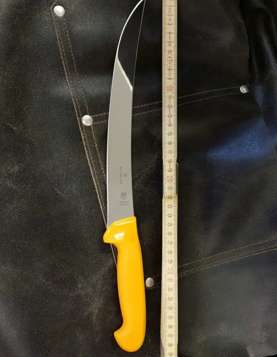 Delningskniv från Victorinox aka Breaking knife även kallat Cimeter kniv är en styckningskniv med kurvat (böjt) 26 cm långt blad, likt en sabel. Knivtypen används för att stycka upp större köttstycke i mindre bitar. Även den största bit högrev styckas med enkelhet upp i kuber med denna bländande blanka Breaking knife. Att bladet är kurvat (böjt) gör att du med en gungande rörelse med enkelhet skär igenom även de största styckdetaljerna. Delningsknivens totala längd är ca 40 cm, fördelat på ett handtag på 15cm och ett 26 cm långt, styvt blad med sylvass egg. Swibo knivarna från Victorinox används professionellt av både styckare och slaktare. Fokus på användarvänlighet, enkelhet att rengöra och ergonomi ligger i fokus. Skaftet som är gjort av Wenger är av konstmaterial som ger ett grymt bra grepp och som är enkelt att rengöra. Handtaget passar både höger- och vänsterhänta. Det finns en avlastningsyta för tummen på den skärande handen och som sagt - denna passar både höger- och vänsterhänta. Både skaft och blad är helt fritt från mikroporer vilket gör att både blad och handtag går att får helt rent och desinficerat.