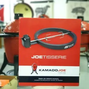 Joetisserie ett Rotisserie för Kamado Med Joetisserie - ett Rotisserie (aka pippisnurra / kebabsnurra) som är fäst i en formgjuten metallinsats som tillåter att du använder din kamado med rotisserie och locket stängt. Kamado Joe är varumärket som går i bräschen och utvecklar klassisk grillning till en livsstil. Med Joetisserie kan du grillar med locket stängt, vilket innebär att du kan styra hettan och undvika fettbrand. Rotisserie är alltså ett roterande grillspett som gör köttet som sitter där självöst / självmarinerat i safter, fetter och kryddor som glider runt på ytan istället för att droppa rakt av. Nu kan göra din egen perfekta gyros, kebab, kyckling eller porcetta med perfekt resultat från första gången.