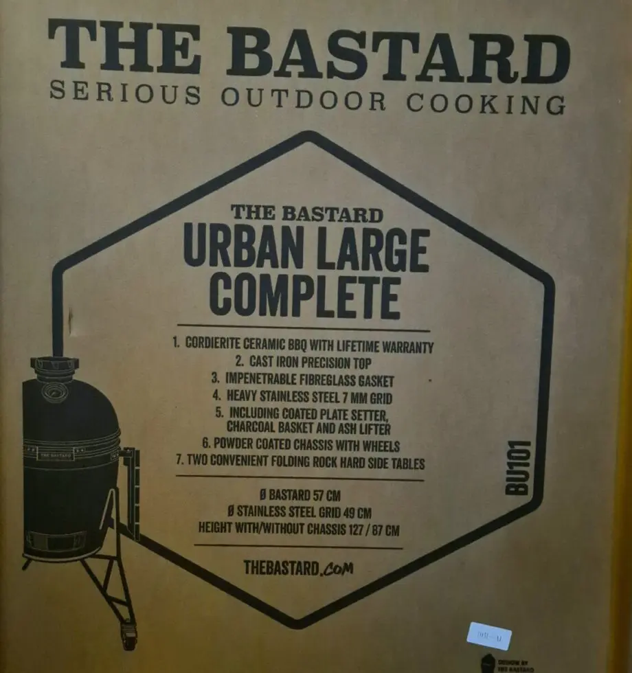 Kamado Bastard Urban Large (49cm) - våldsamt snygg och välbyggd keramisk kamado - livstids garanti på keramiken byggd av den extremt värmetåliga mineralen Cordierite med livstids garanti! tålig glasfiberpackning - snyggare och bättre än filt kommer som standard med kolkorg och asklåda för enkel tömning 49cm galler (2cm större än ex Kamado Joe Classic och BGE Large) Rostfritt galler i hela 7 mm stål (!) Robust benställning med en vikt på runt 15 kg och lättrullande svarta hjul Delade deflektorstenar där ena sidan är glaserad för enklare rengöring (smart!) Regnsäker precisions toppventil av gediget gjutjärn Enkel montering 130 kg kärlek i ett skimmer av Camo Kamado Bastard Urban Large är förmodligen marknadens just nu snyggaste Kamado koncept. The Bastard är ett Holländskt företag som verkligen gått all in på att ta fram en kamado med ett tillhörande koncept som står både för kvalitet och en design som slår det mesta. Urban kallas denna färg som i vissa lägen ser mörkgrå ut och i andra mer åt militärgrönt - tänk Camouflage - en kameleont, - en bastard om du så vill. Kvalitetskänslan finns där från uppackning och unboxing hela vägen till sista rostfria muttern sitter på plats. BBQmonster slås av det härliga tänket att man från första sekunden blir lite smått kär i  Bastard kamado Konceptet: du möts av en svart påse märkt med "first aid kit" här finns starten för monteringen och resan börjar. Allt är sobert, rejält och vi tjatar gärna om det: snyggt!  Bilder som är självklara, och om du hellre ser en film om själva monteringen så scannar du QR-koden och löser det den vägen. Skuvar och muttrar söktes av med magnet och alla väsentliga delar är icke magnetiska - något som talar för att dessa är riktigt rosttröga eller rostfria. Bilderna i manualen gör att man inte vill vänta med att få upp bastarden, igång med kolen och på med köttet - det rycker i grilltarmen från första stund. Yttre Det första som man slås av är den imponerande "mankhöjden" 95cm - den är lika hög som en Big Joe! Mest troligen har det Holländska teamet haft i tanken att folket i nederländerna är det befolkning som har högst medellängd i världen. Detta ger dig en bra och ergonomisk arbetshöjd. Totala höjden från golvet till toppen är 135cm - Bastard Kamado Urban ser i det närmsta ut som en general där den står i skimmer av grön/grått och en matt sober look. Materialet Cordierite är en mineral som används som smycke men framförallt i tillverkning av produkter som behöver kunna motstå extrema temperaturer. 800 grader Celsius kommer du aldrig att komma upp till i din Bastard Kamado men det kan kännas tryggt att den skulle klara om låt säga solen skulle få ett våldsamt utbrott, en vulkan i närheten skulle svämma över - eller liknande...skämt å sido - det skadar i alla fall inte. Benställningen är mycket rejäl och står på lättrullade hjul varav två är låsbara. Pulverlack skyddar mot rost. Skruvar brickor och muttrar är i rostfritt och överlag är grymt rejält från början till slut. Monteringen av benställningen är logisk och enkel och man känner att kvaliteten är A+. Skorstenen är  en nyskapelse byggd av gjutjärn. Vikten ligger säkert upp mot 2 kg så vi pratar om rejält gods som kan ta hettan. Toppen är inte den klassiska med stora hål som kan täckas genom ett roterande hjul, utan en topp som till 90% är täckt och skyddad mot regn och nederbörd, luften hittar nämligen sin väg ut i kanten av toppen. När du vill ha fullt flås och maximal temp så lyfter du helt enkelt bort den översta toppen. Det är så du styr tempen - ju mer luft som susar igenom din kamado desto högre temperatur kommer du att uppnå. Det stora reglaget för tempen är den nedre öppning. Fullt öppet = full fart på luften = mer syre = högre temperatur. Inre Kamadon har ett känt och beprövat inre där fireboxen är försedd med ett sågat spår samt också delad i två delar på höjden, allt för att minska risken för sprickbildning av inre keramiken.  Kamado Bastard har ett galler av rostfritt stål, med en diameter på 49cm som ståtar med hela 7mm grovlek! Detta gör att bara gallret i sig väger flera kilo. Under gallret finns en hållare för att placera en eller två av de halvmåneformade deflektorstenarna. Dessa stenar är glaserade på ena sidan vilket gör att keramiken inte absorberar fett och dropp som annars lätt letar sig in i keramiken (med risk för sprickbildning som följd). Bastard Kamado kommer med en smart asklåda som placeras under den mycket robusta  och höga kolkorgen som ingår i priset. Kolkorgen förbättrar förbränningen och ger en luftspalt mot keramiken även om du "toppar" den med kol (ex vid pizzabakning). Även vid low & slow och BBQ rökgrillning så har du nytta av korgen - mer syre runt kolen gör det enklare att få till rätt rök - thin blue smoke istället för brandrök. Packningen som sitter på The Bastard Kamado Large är av det moderna snittet - glasfiber. Glasfiber håller bättre än filt och det minskar även risken att packningen fryser ihop under den kalla delen av året. Kamadokroppen är något högre än standard 47cm kamados vilket gör att du kan hantera flare ups bättre, samtidigt som den högra kolkorgen öppnar upp för riktigt het och nära searing när så önskas. På sidorna sitter fällbara sidobord av mörkbetsat trä, stora och rejäla - även dessa större än de flesta andra sidobord. Tillbehör Bastard Kamado har ett snyggt och komplett tillbehörssortiment som kommer att växa in hos BBQmonster under 2021.  Många av Kamado Joes tillbehör passar dessutom eftersom att Bastard är något större...inte mindre. Exempelvis så kan du byta till delade galler genom att köpa ett flexible cooking rack och två halvmånar i rostfritt stål alternativt gjutjärnshalvmåne eller gjutjärnsstekbord. Om Kamados Kamado är själva formatet på grillen, att jämföra med klotgrill som är ett annat format. Det som gör en Kamado till en kamado - Deflektorstenar. Deflektorstenarna är halvmånsformade stenar vilka har som uppgift att skapa det indirekta "rökrummet" genom att ta bort den direkta strålningsvärmen. Med stenarna på plats har du med andra ord hela 49 cm i diameter att betrakta som indirekt grillyta (jämför gärna med en 57 cm klotgrill där du vid indirekt grillning uppnår en yta på 57/2). Om denna yta ändock känns för liten finns det en 2nd level som tillbehör. Hållbarhet: Fördelar med en keramisk kamado vs. en grill av plåt är främst att ytan och insidan är mer eller mindre outslitlig. Bra keramik från en seriös tillverkare bör hålla en livstid. Råd: Använd alltid ren och väldoftande kol (lump charcoal, inte briketter). Tänd med luktfria tändkuber. Öppna det nedre spjället till fullo. Tänd med en (1) tändkub om du är ute efter low & slow temperaturer (100-125 grader). Låt locket vara öppet 15 minuter. När glöden tagit sig, normalt efter 5-10 minuter, placerar du dit deflektorstenarna och eventuellt vattenbad. Stäng locket, sätt toppventilen i läge 1, bottenspjäll ett par centimeter och låt därefter temperaturen arbeta sig upp mot din måltemp. Det är bättre att lägga tiden på att tända kamadon långsamt än på att försöka reglera ner tempen på en hög med kol som blivit för het pga. för mycket syretillförsel. Använd i första hand toppventilen för att styra tempen vid low & slow och tänk på: det är alltid lättare att höja tempen än att sänka den.  För att lyfta galler och flytta deflektorstenar: