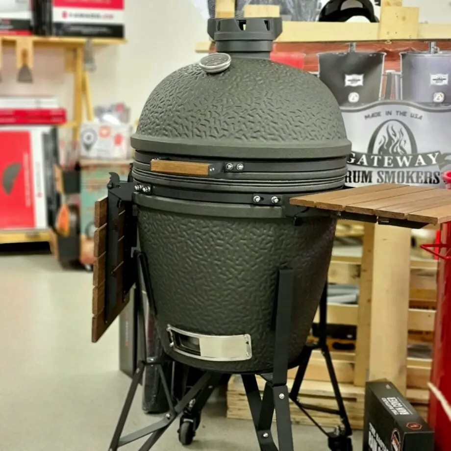 Kamado Bastard Urban Large (49cm) - våldsamt snygg och välbyggd keramisk kamado - livstids garanti på keramiken byggd av den extremt värmetåliga mineralen Cordierite med livstids garanti! tålig glasfiberpackning - snyggare och bättre än filt kommer som standard med kolkorg och asklåda för enkel tömning 49cm galler (2cm större än ex Kamado Joe Classic och BGE Large) Rostfritt galler i hela 7 mm stål (!) Robust benställning med en vikt på runt 15 kg och lättrullande svarta hjul Delade deflektorstenar där ena sidan är glaserad för enklare rengöring (smart!) Regnsäker precisions toppventil av gediget gjutjärn Enkel montering 130 kg kärlek i ett skimmer av Camo Kamado Bastard Urban Large är förmodligen marknadens just nu snyggaste Kamado koncept. The Bastard är ett Holländskt företag som verkligen gått all in på att ta fram en kamado med ett tillhörande koncept som står både för kvalitet och en design som slår det mesta. Urban kallas denna färg som i vissa lägen ser mörkgrå ut och i andra mer åt militärgrönt - tänk Camouflage - en kameleont, - en bastard om du så vill. Kvalitetskänslan finns där från uppackning och unboxing hela vägen till sista rostfria muttern sitter på plats. BBQmonster slås av det härliga tänket att man från första sekunden blir lite smått kär i  Bastard kamado Konceptet: du möts av en svart påse märkt med "first aid kit" här finns starten för monteringen och resan börjar. Allt är sobert, rejält och vi tjatar gärna om det: snyggt!  Bilder som är självklara, och om du hellre ser en film om själva monteringen så scannar du QR-koden och löser det den vägen. Skuvar och muttrar söktes av med magnet och alla väsentliga delar är icke magnetiska - något som talar för att dessa är riktigt rosttröga eller rostfria. Bilderna i manualen gör att man inte vill vänta med att få upp bastarden, igång med kolen och på med köttet - det rycker i grilltarmen från första stund. Yttre Det första som man slås av är den imponerande "mankhöjden" 95cm - den är lika hög som en Big Joe! Mest troligen har det Holländska teamet haft i tanken att folket i nederländerna är det befolkning som har högst medellängd i världen. Detta ger dig en bra och ergonomisk arbetshöjd. Totala höjden från golvet till toppen är 135cm - Bastard Kamado Urban ser i det närmsta ut som en general där den står i skimmer av grön/grått och en matt sober look. Materialet Cordierite är en mineral som används som smycke men framförallt i tillverkning av produkter som behöver kunna motstå extrema temperaturer. 800 grader Celsius kommer du aldrig att komma upp till i din Bastard Kamado men det kan kännas tryggt att den skulle klara om låt säga solen skulle få ett våldsamt utbrott, en vulkan i närheten skulle svämma över - eller liknande...skämt å sido - det skadar i alla fall inte. Benställningen är mycket rejäl och står på lättrullade hjul varav två är låsbara. Pulverlack skyddar mot rost. Skruvar brickor och muttrar är i rostfritt och överlag är grymt rejält från början till slut. Monteringen av benställningen är logisk och enkel och man känner att kvaliteten är A+. Skorstenen är  en nyskapelse byggd av gjutjärn. Vikten ligger säkert upp mot 2 kg så vi pratar om rejält gods som kan ta hettan. Toppen är inte den klassiska med stora hål som kan täckas genom ett roterande hjul, utan en topp som till 90% är täckt och skyddad mot regn och nederbörd, luften hittar nämligen sin väg ut i kanten av toppen. När du vill ha fullt flås och maximal temp så lyfter du helt enkelt bort den översta toppen. Det är så du styr tempen - ju mer luft som susar igenom din kamado desto högre temperatur kommer du att uppnå. Det stora reglaget för tempen är den nedre öppning. Fullt öppet = full fart på luften = mer syre = högre temperatur. Inre Kamadon har ett känt och beprövat inre där fireboxen är försedd med ett sågat spår samt också delad i två delar på höjden, allt för att minska risken för sprickbildning av inre keramiken.  Kamado Bastard har ett galler av rostfritt stål, med en diameter på 49cm som ståtar med hela 7mm grovlek! Detta gör att bara gallret i sig väger flera kilo. Under gallret finns en hållare för att placera en eller två av de halvmåneformade deflektorstenarna. Dessa stenar är glaserade på ena sidan vilket gör att keramiken inte absorberar fett och dropp som annars lätt letar sig in i keramiken (med risk för sprickbildning som följd). Bastard Kamado kommer med en smart asklåda som placeras under den mycket robusta  och höga kolkorgen som ingår i priset. Kolkorgen förbättrar förbränningen och ger en luftspalt mot keramiken även om du "toppar" den med kol (ex vid pizzabakning). Även vid low & slow och BBQ rökgrillning så har du nytta av korgen - mer syre runt kolen gör det enklare att få till rätt rök - thin blue smoke istället för brandrök. Packningen som sitter på The Bastard Kamado Large är av det moderna snittet - glasfiber. Glasfiber håller bättre än filt och det minskar även risken att packningen fryser ihop under den kalla delen av året. Kamadokroppen är något högre än standard 47cm kamados vilket gör att du kan hantera flare ups bättre, samtidigt som den högra kolkorgen öppnar upp för riktigt het och nära searing när så önskas. På sidorna sitter fällbara sidobord av mörkbetsat trä, stora och rejäla - även dessa större än de flesta andra sidobord. Tillbehör Bastard Kamado har ett snyggt och komplett tillbehörssortiment som kommer att växa in hos BBQmonster under 2021.  Många av Kamado Joes tillbehör passar dessutom eftersom att Bastard är något större...inte mindre. Exempelvis så kan du byta till delade galler genom att köpa ett flexible cooking rack och två halvmånar i rostfritt stål alternativt gjutjärnshalvmåne eller gjutjärnsstekbord. Om Kamados Kamado är själva formatet på grillen, att jämföra med klotgrill som är ett annat format. Det som gör en Kamado till en kamado - Deflektorstenar. Deflektorstenarna är halvmånsformade stenar vilka har som uppgift att skapa det indirekta "rökrummet" genom att ta bort den direkta strålningsvärmen. Med stenarna på plats har du med andra ord hela 49 cm i diameter att betrakta som indirekt grillyta (jämför gärna med en 57 cm klotgrill där du vid indirekt grillning uppnår en yta på 57/2). Om denna yta ändock känns för liten finns det en 2nd level som tillbehör. Hållbarhet: Fördelar med en keramisk kamado vs. en grill av plåt är främst att ytan och insidan är mer eller mindre outslitlig. Bra keramik från en seriös tillverkare bör hålla en livstid. Råd: Använd alltid ren och väldoftande kol (lump charcoal, inte briketter). Tänd med luktfria tändkuber. Öppna det nedre spjället till fullo. Tänd med en (1) tändkub om du är ute efter low & slow temperaturer (100-125 grader). Låt locket vara öppet 15 minuter. När glöden tagit sig, normalt efter 5-10 minuter, placerar du dit deflektorstenarna och eventuellt vattenbad. Stäng locket, sätt toppventilen i läge 1, bottenspjäll ett par centimeter och låt därefter temperaturen arbeta sig upp mot din måltemp. Det är bättre att lägga tiden på att tända kamadon långsamt än på att försöka reglera ner tempen på en hög med kol som blivit för het pga. för mycket syretillförsel. Använd i första hand toppventilen för att styra tempen vid low & slow och tänk på: det är alltid lättare att höja tempen än att sänka den.  För att lyfta galler och flytta deflektorstenar: