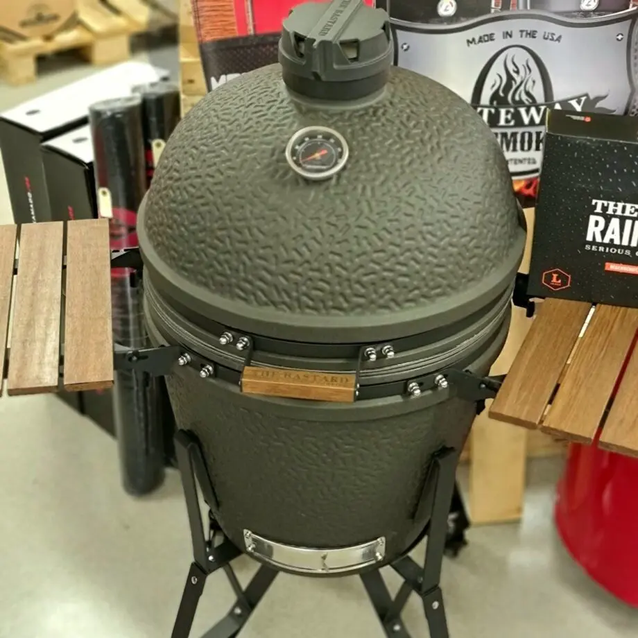 Kamado Bastard Urban Large (49cm) - våldsamt snygg och välbyggd keramisk kamado - livstids garanti på keramiken byggd av den extremt värmetåliga mineralen Cordierite med livstids garanti! tålig glasfiberpackning - snyggare och bättre än filt kommer som standard med kolkorg och asklåda för enkel tömning 49cm galler (2cm större än ex Kamado Joe Classic och BGE Large) Rostfritt galler i hela 7 mm stål (!) Robust benställning med en vikt på runt 15 kg och lättrullande svarta hjul Delade deflektorstenar där ena sidan är glaserad för enklare rengöring (smart!) Regnsäker precisions toppventil av gediget gjutjärn Enkel montering 130 kg kärlek i ett skimmer av Camo Kamado Bastard Urban Large är förmodligen marknadens just nu snyggaste Kamado koncept. The Bastard är ett Holländskt företag som verkligen gått all in på att ta fram en kamado med ett tillhörande koncept som står både för kvalitet och en design som slår det mesta. Urban kallas denna färg som i vissa lägen ser mörkgrå ut och i andra mer åt militärgrönt - tänk Camouflage - en kameleont, - en bastard om du så vill. Kvalitetskänslan finns där från uppackning och unboxing hela vägen till sista rostfria muttern sitter på plats. BBQmonster slås av det härliga tänket att man från första sekunden blir lite smått kär i  Bastard kamado Konceptet: du möts av en svart påse märkt med "first aid kit" här finns starten för monteringen och resan börjar. Allt är sobert, rejält och vi tjatar gärna om det: snyggt!  Bilder som är självklara, och om du hellre ser en film om själva monteringen så scannar du QR-koden och löser det den vägen. Skuvar och muttrar söktes av med magnet och alla väsentliga delar är icke magnetiska - något som talar för att dessa är riktigt rosttröga eller rostfria. Bilderna i manualen gör att man inte vill vänta med att få upp bastarden, igång med kolen och på med köttet - det rycker i grilltarmen från första stund. Yttre Det första som man slås av är den imponerande "mankhöjden" 95cm - den är lika hög som en Big Joe! Mest troligen har det Holländska teamet haft i tanken att folket i nederländerna är det befolkning som har högst medellängd i världen. Detta ger dig en bra och ergonomisk arbetshöjd. Totala höjden från golvet till toppen är 135cm - Bastard Kamado Urban ser i det närmsta ut som en general där den står i skimmer av grön/grått och en matt sober look. Materialet Cordierite är en mineral som används som smycke men framförallt i tillverkning av produkter som behöver kunna motstå extrema temperaturer. 800 grader Celsius kommer du aldrig att komma upp till i din Bastard Kamado men det kan kännas tryggt att den skulle klara om låt säga solen skulle få ett våldsamt utbrott, en vulkan i närheten skulle svämma över - eller liknande...skämt å sido - det skadar i alla fall inte. Benställningen är mycket rejäl och står på lättrullade hjul varav två är låsbara. Pulverlack skyddar mot rost. Skruvar brickor och muttrar är i rostfritt och överlag är grymt rejält från början till slut. Monteringen av benställningen är logisk och enkel och man känner att kvaliteten är A+. Skorstenen är  en nyskapelse byggd av gjutjärn. Vikten ligger säkert upp mot 2 kg så vi pratar om rejält gods som kan ta hettan. Toppen är inte den klassiska med stora hål som kan täckas genom ett roterande hjul, utan en topp som till 90% är täckt och skyddad mot regn och nederbörd, luften hittar nämligen sin väg ut i kanten av toppen. När du vill ha fullt flås och maximal temp så lyfter du helt enkelt bort den översta toppen. Det är så du styr tempen - ju mer luft som susar igenom din kamado desto högre temperatur kommer du att uppnå. Det stora reglaget för tempen är den nedre öppning. Fullt öppet = full fart på luften = mer syre = högre temperatur. Inre Kamadon har ett känt och beprövat inre där fireboxen är försedd med ett sågat spår samt också delad i två delar på höjden, allt för att minska risken för sprickbildning av inre keramiken.  Kamado Bastard har ett galler av rostfritt stål, med en diameter på 49cm som ståtar med hela 7mm grovlek! Detta gör att bara gallret i sig väger flera kilo. Under gallret finns en hållare för att placera en eller två av de halvmåneformade deflektorstenarna. Dessa stenar är glaserade på ena sidan vilket gör att keramiken inte absorberar fett och dropp som annars lätt letar sig in i keramiken (med risk för sprickbildning som följd). Bastard Kamado kommer med en smart asklåda som placeras under den mycket robusta  och höga kolkorgen som ingår i priset. Kolkorgen förbättrar förbränningen och ger en luftspalt mot keramiken även om du "toppar" den med kol (ex vid pizzabakning). Även vid low & slow och BBQ rökgrillning så har du nytta av korgen - mer syre runt kolen gör det enklare att få till rätt rök - thin blue smoke istället för brandrök. Packningen som sitter på The Bastard Kamado Large är av det moderna snittet - glasfiber. Glasfiber håller bättre än filt och det minskar även risken att packningen fryser ihop under den kalla delen av året. Kamadokroppen är något högre än standard 47cm kamados vilket gör att du kan hantera flare ups bättre, samtidigt som den högra kolkorgen öppnar upp för riktigt het och nära searing när så önskas. På sidorna sitter fällbara sidobord av mörkbetsat trä, stora och rejäla - även dessa större än de flesta andra sidobord. Tillbehör Bastard Kamado har ett snyggt och komplett tillbehörssortiment som kommer att växa in hos BBQmonster under 2021.  Många av Kamado Joes tillbehör passar dessutom eftersom att Bastard är något större...inte mindre. Exempelvis så kan du byta till delade galler genom att köpa ett flexible cooking rack och två halvmånar i rostfritt stål alternativt gjutjärnshalvmåne eller gjutjärnsstekbord. Om Kamados Kamado är själva formatet på grillen, att jämföra med klotgrill som är ett annat format. Det som gör en Kamado till en kamado - Deflektorstenar. Deflektorstenarna är halvmånsformade stenar vilka har som uppgift att skapa det indirekta "rökrummet" genom att ta bort den direkta strålningsvärmen. Med stenarna på plats har du med andra ord hela 49 cm i diameter att betrakta som indirekt grillyta (jämför gärna med en 57 cm klotgrill där du vid indirekt grillning uppnår en yta på 57/2). Om denna yta ändock känns för liten finns det en 2nd level som tillbehör. Hållbarhet: Fördelar med en keramisk kamado vs. en grill av plåt är främst att ytan och insidan är mer eller mindre outslitlig. Bra keramik från en seriös tillverkare bör hålla en livstid. Råd: Använd alltid ren och väldoftande kol (lump charcoal, inte briketter). Tänd med luktfria tändkuber. Öppna det nedre spjället till fullo. Tänd med en (1) tändkub om du är ute efter low & slow temperaturer (100-125 grader). Låt locket vara öppet 15 minuter. När glöden tagit sig, normalt efter 5-10 minuter, placerar du dit deflektorstenarna och eventuellt vattenbad. Stäng locket, sätt toppventilen i läge 1, bottenspjäll ett par centimeter och låt därefter temperaturen arbeta sig upp mot din måltemp. Det är bättre att lägga tiden på att tända kamadon långsamt än på att försöka reglera ner tempen på en hög med kol som blivit för het pga. för mycket syretillförsel. Använd i första hand toppventilen för att styra tempen vid low & slow och tänk på: det är alltid lättare att höja tempen än att sänka den.  För att lyfta galler och flytta deflektorstenar: