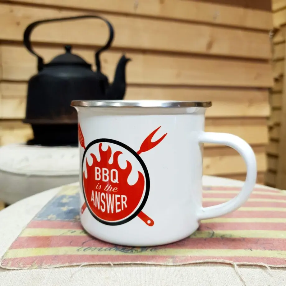 Emaljmugg Jodå, en dedikerad emaljmugg för ett BBQmonster - det är varje Griller värd! En stor och snygg emaljmugg med tryck i BBQ och Grillningens tecken. Hållbara tryck med sanningens ord: "BBQ is the Answer" på ena sidan och Scorpion-tjuren på andra sidan, stirrandes på BBQmonster-logo. Fördelen med en emaljerad mugg är enkel rengöring och givetvis att den är hållbar, för ve och fasa om det skulle krossas keramik över din pulled pork, short ribs eller brisket! Mugg med stort öra Emaljerat stål 4 dl volym.