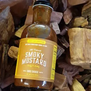 BBQ sauce Smoky Mustard från American Stockyard Detta är en fantastisk BBQ-sås om du gillar senap! Denna BBQ sås från American Stockyard fyller en stor lucka på marknaden - en rökig, syrlig BBQ sås med en frisk och spänstig smak av ljus amerikansk senap. Senapsmaken är inte dominerande utan den kompletterar paletten. Smoky Mustard - gillar du BBQ och senap så är detta kärlek på flaska - yes man Du kan använda denna för att binda rub mot köttet genom att stryka på ett tunt lager med senapssåsen och därefter lägga på din favorit rub eller låt den stå som en kall sås vid bordet - oavsett så bör denna eller liknande sås ingå i varje seriös grillers grundutrustning då den passar till både gris, nöt, fågel och fisk. Såser från American Stockyard görs utan Gluten och innehåller inte heller någon majssirap med högt fruktos-innehåll. Innehåller 425 gram och kommer i en snygg glasflaska med stor öppning. Tips: spara flaskan ifall du gör din egen BBQ sås en dag! Tips: för att få en köttbit tjockare än 5 cm genomkryddad så är nedanstående produkt lösningen. Injicera ex buljong eller rub som du löst upp i vatten eller öl. Testa dig fram med olika smaksättare!
