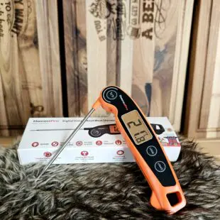 Snabb Köttermometer TP-605 Köttermometer TP-605 snabb Noggrann Väderskyddad Tunn spets Köttermometer Thermopro är en grymt prisvärd snabbtermometer. En snabbtermometer är ett måste både ute vid grillen och i köket. Att denna termometer från Thermopro är vattentät och har auto on/off (stänger ner efter 90 sekunder) gör att du med gott samvete kan glömma den ute i sommarregnet... Denna köttermometer från Thermopro TP-605 är snabb, riktigt snabb (3sek). Den är vattentät nog att klara diskas under rinnande vatten. Enkelt handhavande med tryckkänslig yta - alltså inga knappar där germs och bassilusker kan gömma sig. Displayen är STOR, tydlig och har en bra bakgrundsbelysning. Spetsig nål för mindre ingångshål. Noggrannheten är hög: +/-0,5 grader Celsius! Val av termometer Efter val av kol är valet av termometer kanske det viktigaste valet för en griller. I grundutrustningen hos varje seriös griller och foodie bör det finnas två sorters termometers: en stationär termometer med minst två stycken probes (nålar), gärna trådlös så att du enkelt kan övervaka längre grillningar utan att behöva lyfta på locket. Den andra bör vara en riktigt snabb termometer och det är här denna modell kommer in i bilden. Den ena ersätter inte den andra utan används på två helt olika sätt. En snabbtermometer används för att blixtsnabbt avgöra om laxen, kycklingfilén eller skivan med kött är klar. Lyft gärna upp köttbiten eller fisken en bit från galler och direkt värme. Tryck in hela nålen i centrum/centrum och dra därefter långsamt termometern mot dig och avläs hela tiden displayen - om måltempen visas genom hela "draget" kan du vara säker på att målet är nått. Handhavande Enklare blir det inte: tryck in nålen i objektet i centrum/centrum, dra nålen långsamt igenom i takt om 3 sekunder och du får korrekt temperatur presenterad i displayen. Design Detta är en högkvalitativ köks- och grilltermometer som har en tydlig upplyst display som aktiveras med en knapptryckning. Termometern startar direkt när du fäller ut någlen. Den har en inbyggd magnet för att du skall kunna fästa upp den...inte på din heta grill...men väl på en magnetisk yta i ditt kök eller utekök. Displayen är tydlig och bakgrundsbelyst. Spetsig nål för mindre ingångshål. Fördelar: Snabbare än Bolt (3sek) Bakgrundsbelysning vid ett tryck på knappen stor och tydlig display Vattentät nog för att tåla ett Svenskt sommarregn Auto off efter 90 sekunder noggrannhet på +/- 0,5 C För att bära in köttet rekommenderar vi någon av våra snygga aluminiumbrickor