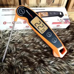 Köttermometer TP-605 snabb Noggrann Väderskyddad Tunn spets Köttermometer Thermopro är en grymt prisvärd snabbtermometer. En snabbtermometer är ett måste både ute vid grillen och i köket. Att denna termometer från Thermopro är vattentät och har auto on/off (stänger ner efter 90 sekunder) gör att du med gott samvete kan glömma den ute i sommarregnet... Denna köttermometer från Thermopro TP-605 är snabb, riktigt snabb (3sek). Den är vattentät nog att klara diskas under rinnande vatten. Enkelt handhavande med tryckkänslig yta - alltså inga knappar där germs och bassilusker kan gömma sig. Displayen är STOR, tydlig och har en bra bakgrundsbelysning. Spetsig nål för mindre ingångshål. Noggrannheten är hög: +/-0,5 grader Celsius! Val av termometer Efter val av kol är valet av termometer kanske det viktigaste valet för en griller. I grundutrustningen hos varje seriös griller och foodie bör det finnas två sorters termometers: en stationär termometer med minst två stycken probes (nålar), gärna trådlös så att du enkelt kan övervaka längre grillningar utan att behöva lyfta på locket. Den andra bör vara en riktigt snabb termometer och det är här denna modell kommer in i bilden. Den ena ersätter inte den andra utan används på två helt olika sätt. En snabbtermometer används för att blixtsnabbt avgöra om laxen, kycklingfilén eller skivan med kött är klar. Lyft gärna upp köttbiten eller fisken en bit från galler och direkt värme. Tryck in hela nålen i centrum/centrum och dra därefter långsamt termometern mot dig och avläs hela tiden displayen - om måltempen visas genom hela "draget" kan du vara säker på att målet är nått. Handhavande Enklare blir det inte: tryck in nålen i objektet i centrum/centrum, dra nålen långsamt igenom i takt om 3 sekunder och du får korrekt temperatur presenterad i displayen. Design Detta är en högkvalitativ köks- och grilltermometer som har en tydlig upplyst display som aktiveras med en knapptryckning. Termometern startar direkt när du fäller ut någlen. Den har en inbyggd magnet för att du skall kunna fästa upp den...inte på din heta grill...men väl på en magnetisk yta i ditt kök eller utekök. Displayen är tydlig och bakgrundsbelyst. Spetsig nål för mindre ingångshål. Fördelar: Snabbare än Bolt (3sek) Bakgrundsbelysning vid ett tryck på knappen stor och tydlig display Vattentät nog för att tåla ett Svenskt sommarregn Auto off efter 90 sekunder noggrannhet på +/- 0,5 C För att bära in köttet rekommenderar vi någon av våra snygga aluminiumbrickor