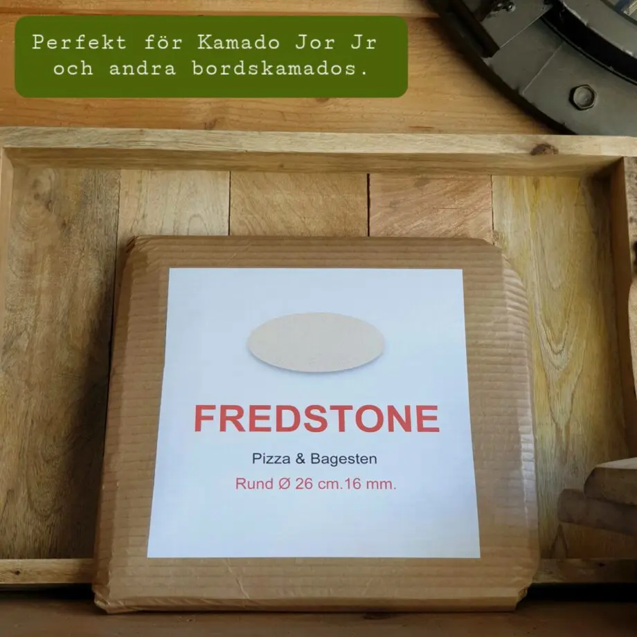 Pizzasten - Fredstone 26cm perfekt för Kamado Joe junior mfl Fredstone för bordsgrillar och bordskamados 26cm i diameter Detta är pizzastenen som har revolutionerat världen. Hetta upp den så mycket du kan och ändå är det omöjligt att bränna pizzan. En uppfinning av en dansk bagare som fått till ett material som innehåller mycket luft och detta gör inte bara stenen lättare - den blir precis lagom "isolerande" (istället för att bara bli varmare och varmare så släpper den värme efter hand och är därmed alltid helt rätt i temp). Pizza på pizzasten är hemligheten till en "köp-pizza-känsla" där degen är krispig och genombakad utan att blivit som ett knäckebröd. Passar både i grill och ugn. Många är vi som på början av 2000 talet letade efter det perfekta receptet på pizzadeg i tron att detta var skillnaden som gjorde skillnaden - vi hade FEL. Hemligheten till en bra bakad pizza ligger istället i att degen bakas under ifrån, från ett redan hett underlag - alltså en upphettad pizzasten. Lagom temperatur i grillen (eller ugnen) är 250 till 300 grader. För många är det då grillen som gäller, då de flesta hushållsugnar stannar på runt 225grader. Tekniken är: varm upp stenen, kavla ut degen på ett bakplåtspapper, dressa din pizza med dina favoriter men börja alltid med tomatsåsen, därefter pizzaosten, sen är det valfritt. Lyft över pizzan på sitt papper, låt den landa på stenen och ganska snart kan du rycka bort pappret. Använd pizzaspade (artikel nr 31016) för att lyfta bort pizzan när osten bubblar. Diameter 26 cm