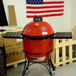 Kamado Joe - Classic I Kamado Joe är marknadens mest innovativa företag när det kommer till att bygga in användarvänlighet i det 2000 åriga Kamado formatet. Det finns en trio av varumärken som passar in på begreppet Premiumtillverkare av Kamados, en Grön (Big green Egg), en Svart (Primo) och sen den Röda Kamado Joe. Det som kännetecknar samtliga i denna trio är att det är stolta tillverkare med koll på kvaliteten. Det som skiljer ut Kamado Joe från de övriga två är att du som konsument får en komplett utrustad Kamado till ett lägre pris, och till detta fler innovationer som kommer dig som användare till nytta. Tester som gjorts sedan 2017 pekar tydligt på att Kamado Joe är det bästa köpet för merparten av konsumenterna. Kamado Joe Classic är av ett format och en storlek som täcker de allra flestas behov. Kamado Joe Classic har en effektiv yta på 45,7 cm i diameter som i sig består av två halvmånar av rostfritt stål. För dig med extraordinära behov finns även den ytterligare större Kamado - Big Joe. Betänk dock att Big Joe har ännu mer massa (volym och kilo) att värma upp och en djupare kropp - sammantaget ger detta en längre startsträcka när du skall arbeta upp din Joe till måltemp på lägre temperaturer, snabbgrillningar som kräver het glöd har inte större startsträcka. Innovationerna som Kamado Joe Classic I kan skryta med är följande: En femdelad firebox (den inre keramikskålen) som minimerar (eliminerar!) risken för sprickbildning Delat galler i rostfritt stål Delade keramiska deflektorplattor Fällbara hyllor som numera är av metall(!), det innebär att du kan sätta ett hett galler på hyllan utan att bränna ett hål. Handtaget är av högdensitetsplast vilket är betydligt mer åldersbeständigt än trä och bambu Redan "out of the box" får du med alla delar som du annars brukar behöva köpa som tillbehör. Kamdo Joe är förmonterad så långt det går vilket göra att själva "monteringen" tar cirka 10 minuter. Allt kommer extremt välpackat på en pall av plywood. Med en Kamado Joe får du: Divide and Conquer - flexible cooking rack (två nivåersplacering och delat grillgaller i halvmånsform) Två deflektorstenar i halvmånsform (ökar dina möjligheter till att både kunna köra indirekt och semi-indirekt) Asklåda för enklare tömning Askraka för att rensa bort gammal kol Tång och verktyg för att lyfta galler Smidig benställning i pulverlackat solitt material med låsbara hjul Fällbara hyllor i metall  Tillbehörsring för pizzasten, wokpanna och gryta. Det som gör en Kamado till en kamado - Deflektorstenar. Deflektorstenarna är halvmånsformade stenar vilka har som uppgift att skapa det indirekta "rökrummet" genom att ta bort den direkta strålningsvärmen. Med stenarna på plats har du med andra ord hela 45,7 cm i diameter att betrakta som indirekt grillyta (jämför gärna med en 57 cm klotgrill där du vid indirekt grillning uppnår en yta på 57/2). Om denna yta ändock känns för liten finns det en 2nd level som tillbehör. Andra användbara tillbehör är exempelvis gjutjärnsgaller för snyggare grillränder vid hot & fast, Stekbord för hamburare (vändbart, platt på ena sidan, grillpanna på andra sidan). Hållbarhet: Fördelar med en keramisk kamado vs. en dito i stål är främst att ytan och insidan är mer eller mindre outslitlig. Bra glaserad keramik från en seriös tillverkare bör hålla en livstid och behålla sin glans, en stålkamado kommer att åldras snabbare, det är ett oundvikligt faktum. Kamado Joe har en mycket generös garanti vid eventuella problem, vilka i sig verkligen kan betecknas som undantag. Kamado Joe använder högsta graden rostfritt stål i muttrar och nipplar. Detta gör sammantaget att du har en tålighet som gör att den har de bästa förutsättningarna för att bli en livslång vän även om du skulle bo kustnära och i salt miljö. Råd: Använd alltid ren och väldoftande kol (lump charcoal, inte briketter). Tänd med luktfria tändkuber. Öppna det nedre spjället till fullo. Tänd med en (1) tändkub om du är ute efter low & slow temperaturer (100-125 grader), låt locket vara öppet 15 minuter. När glöden tagit sig, normalt efter 5-10 minuter, placerar du dit deflektorstenarna och eventuellt vattenbad. Stäng locket, sätt toppventilen i läge 1, bottenspjäll ett par centimeter och låt därefter temperaturen arbeta sig upp mot din måltemp. Det är bättre att lägga tiden på att tända kamadon långsamt än på att försöka reglera ner tempen på en hög med kol som blivit för het pga. för mycket syretillförsel. Använd i första hand toppventilen för att styra tempen vid low & slow och tänk på: det är alltid lättare att höja tempen än att sänka den.  Vill du göra din Kamado reglerbar från distans varhelst du än är? Flame Boss 400 wifi – passar merparten av Kamados – styr temp och övervaka på distans Tillbehör: Kamado Joe har ett väldigt komplett tillbehörssortiment med allt ifrån gjutjärnsgaller till insatser som förvandlar din Kamado till en Pizzaugn. Du hittar tillbehören här