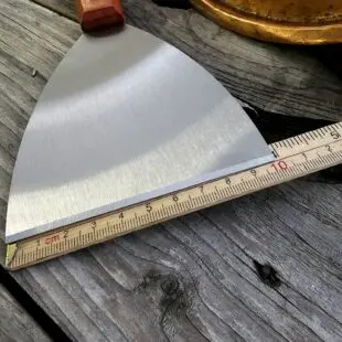 Stekbordsskrapa Snygg och rejäl stekbordsskrapa för kolstål mm. rengör enkelt stekbord och stekytor på din grill och i köket Stekbordsskrapa - så du kan lägga in spackelspaden i förrådet igen. Perfekt för rengöring av kolstålsstekbord. Stabil, vass och oumbärlig. Stekborsskrapan har en vass egg med en vinkel som gör att den håller sig vass även vid tufft arbete mot hårt underlag såsom kolstål eller gjutjärn. Handtaget är av äkta trä och har snygga nitar i rostfritt samt ett hål för upphängning på en spik eller krok.