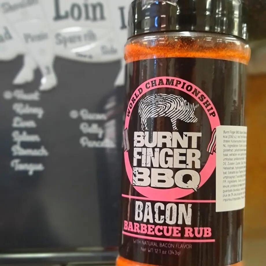 Bacon BBQ RUB från Burnt Finger BBQ Gänget bakom receptet "Bacon Explosion" Nu finns äntligen denna rub i Sverige - Bacon BBQ Rub från paret Day som vunnit svinstora BBQ-tävlingar. Man kan påstå att dem knappast är rädda för att fläska på och inte heller i denna rub håller man igen: vad sägs om naturlig Baconsmak och härlig combo av sötma, salt och naturlig rökighet av Mesquite! Det är många som har frågat efter en Rub med baconsmak men fram till nu har det inte funnits någon som platsat. Oftast smakar det konstgjort men med denna rub så har vi kryddblandning som går lika bra på gris som fågel. Häll den i färsen, rubba kotletten eller varför inte din beer can chicken. WOW WOW WOW Bacon makes everything better - och ja, BBQMonster bugar och håller med. Vikt: 343 gram (stor förpackning med ströare och tätt lock) Innehåller följande ingredienser som kan vara allergena:  SENAP, SELLERI, SOJA