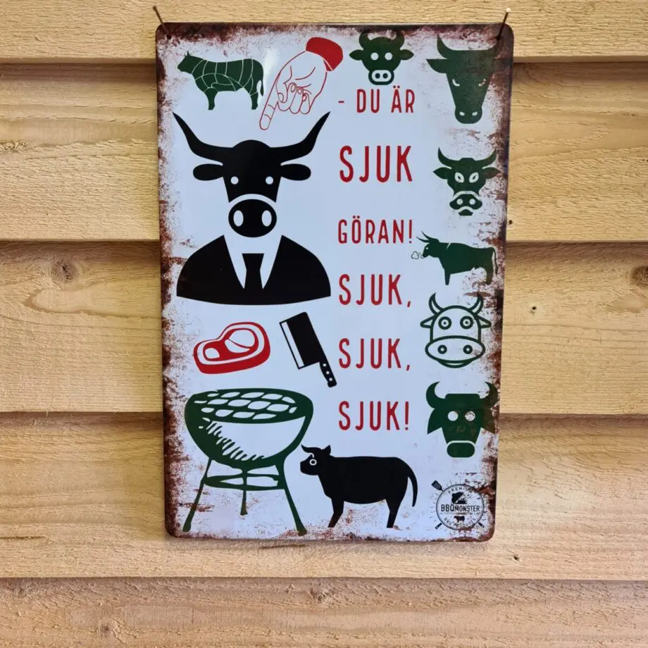 Tavla skylt "Kannibal-tjuren Göran" Vintage skyltar i plåt. Skylt för kök, utekök, grillhörna, BBQ, Bar, Mancave Dekorera din favoritplats med skyltar och metalltavlor i rustik vintage design som bjuder in till ett skratt eller två ;) Här har vi minnesbild från den klassiska humortidning Larsson, där förskräckta kossor står intryckta i ett bås. Med darriga klövar pekar alla på "Göran" som i ett hörn av stallet står och vänder T-bone-steaks på en klotgrill...en Kannibal-tjur... Visst det är sjuk och morbid humor men jävlar vad intelligent. Tavlor i metall och plåtskyltar? BBQmonster har en häftig samling tavlor och skyltar i metall som kan vara den perfekta presenten eller tillbehöret till presenten som gör pricken över i:et, eller "the prick over the eye" som man säger i Amerikat... Metalltavlor för grill och BBQ är efterfrågade dekorer till utekök, mancaves och grillhörnor och med BBQmonsters uppsättning är chansen god att du hittar en skylt som passar just dig eller den person du skall köpa presenten till. Ett presenttips kan vara att om du köper låt säga ett paket spanska ginglas att då komplettera med en skylt som förstärker budskapet. Samma sak kan appliceras Ölglas, Kamados osv. Livsnjutare, Foodies och grillare är ofta glada för både god mat och god dryck. Därför kretsar många av dessa vintage skyltar och metalltavlor på tema Mat, såsom recepttavlor (för exempelvis Pulled pork, Revben / Ribs och Brisket). Eller Dryck (whisky, bourbon, beer, öl, IPA, Cider, Stout och inte minst modedrycken GIN). Tavlorna i metall finns i ett antal olika format, men där det vanligaste är måtten 20 x 30 (stående) cm eller 30 x 20 (liggande). Det finns även ett par större modeller (bland annat runda). Skyltarna har en vikt kant så inga vassa kanter existerar. Hörnen är försedda med hål (på det fyrkantiga tavlorna) där du enkelt med två eller fyra spik eller skruvar fäster upp tavlan på underlaget. Du kan även använda dubbelhäftande tejp om det passar bättre mot underlaget. ...kannibal-tjuren Göran Du hittar alla tavlor och skyltar under kategorin Tavlor metall (www.bbqmonster.se/produkt-kategori/tavlor/)