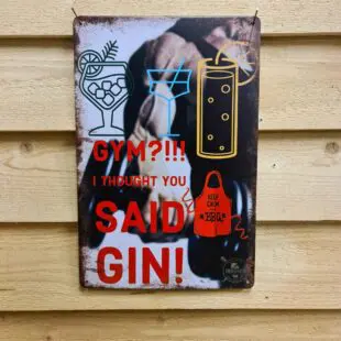 Tavla "Gym? Gin!" plåtskylt skylt vintage design i plåt vintage metall, metalltavla för kök, utekök, grillhörna, BBQ, Bar, Mancave Dekorera din favoritplats med metalltavlor i rustik vintage design som bjuder in till ett skratt eller två ;) GYM? I thought you said Gin! - ja det är lätt och gott att höra fel ibland! BBQmonster har en häftig samling tavlor i metall som kan vara den perfekta presenten eller tillbehöret till presenten som gör pricken över i:et, eller "the prick over the eye" som man säger i Amerikat... Metalltavlor för grill och BBQ är efterfrågade dekorer till utekök, mancaves och grillhörnor och med BBQmonsters uppsättning är chansen god att du hittar något som passar just dig eller den person du skall köpa presenten till. Livsnjutare, Foodies och grillare är ofta glada för både god mat och god dryck. Därför kretsar många av dessa metalltavlor på tema Mat, såsom recepttavlor (för exempelvis Pulled pork, Revben / Ribs och Brisket). Eller Dryck (whisky, bourbon, beer, öl, IPA, Cider, Stout och inte minst modedrycken GIN). Tavlorna i metall finns i ett antal olika format, men där det vanligaste är måtten 20 x 30 (stående) cm eller 30 x 20 (liggande). Det finns även ett par större modeller (bland annat runda). Tavlorna har en vikt kant så inga vassa kanter existerar. Hörnen är försedda med hål (på det fyrkantiga tavlorna) där du enkelt med två eller fyra spik eller skruvar fäster upp tavlan på underlaget. Du kan även använda dubbelhäftande tejp om det passar bättre mot underlaget. Du hittar alla tavlor under kategorin Tavlor metall (www.bbqmonster.se/tavlor)