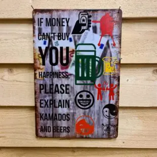 Tavla skylt "If money can´t buy you happiness" Vintage skyltar i plåt. Skylt för kök, utekök, grillhörna, BBQ, Bar, Mancave Dekorera din favoritplats med skyltar och metalltavlor i rustik vintage design som bjuder in till ett skratt eller två ;) "Om inte lycka kan köpas för pengar, vänligen förklara Kamado´s och öl!" "If money can´t buy you happiness please explain Kamados and beers!"Ja, vi är många Kamado entusiaster och beerlovers som skriver under på detta talesätt. Tavlor i metall och plåtskyltar? BBQmonster har en häftig samling tavlor och skyltar i metall som kan vara den perfekta presenten eller tillbehöret till presenten som gör pricken över i:et, eller "the prick over the eye" som man säger i Amerikat... Metalltavlor för grill och BBQ är efterfrågade dekorer till utekök, mancaves och grillhörnor och med BBQmonsters uppsättning är chansen god att du hittar en skylt som passar just dig eller den person du skall köpa presenten till. Ett presenttips kan vara att om du köper låt säga ett paket spanska ginglas att då komplettera med en skylt som förstärker budskapet. Samma sak kan appliceras Ölglas, Kamados osv. Livsnjutare, Foodies och grillare är ofta glada för både god mat och god dryck. Därför kretsar många av dessa vintage skyltar och metalltavlor på tema Mat, såsom recepttavlor (för exempelvis Pulled pork, Revben / Ribs och Brisket). Eller Dryck (whisky, bourbon, beer, öl, IPA, Cider, Stout och inte minst modedrycken GIN). Formatet Tavlorna i metall finns i ett antal olika format, men där det vanligaste är måtten 20 x 30 (stående) cm eller 30 x 20 (liggande). Det finns även ett par större modeller (bland annat runda). Skyltarna har en vikt kant så inga vassa kanter existerar. Hörnen är försedda med hål (på det fyrkantiga tavlorna) där du enkelt med två eller fyra spik eller skruvar fäster upp tavlan på underlaget. Du kan även använda dubbelhäftande tejp om det passar bättre mot underlaget. If money can´t buy you happiness, please explain Kamado and Beers Du hittar alla tavlor och skyltar under kategorin Tavlor metall (www.bbqmonster.se/produkt-kategori/tavlor/)