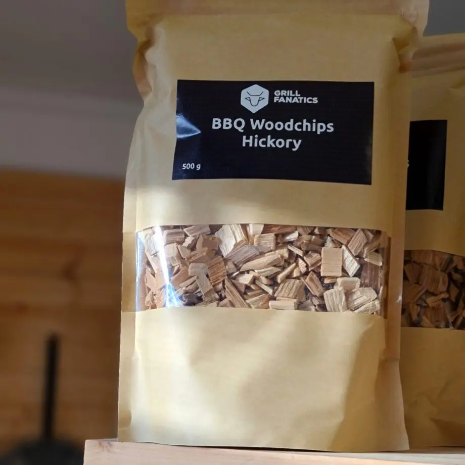 Rökflis - perfekt allround Wood chips av Hickory - perfekt för Nötkött såsom short ribs och brisket Rökflis, Wood chips, rökträ, rökved - det finns en del olika namn och än så länge verkar inte Svensken ha bestämt sig för vilket ord som ligger bäst på tungan. Hur som helst - vad vi alla är överens om är att det gör väldigt stor skillnad på smak och upplevelse genom att tillföra torrt trä till kolen, briketterna eller gasolbrännarna. Karaktär Detta är rökflis / wood chips av Hickory. Hickory är det samma som amerikans valnöt och är känt för sin intensiva, kraftfull men ändå lätt att ta till sig.  Storleken har betydelse Den mindre storleken gör dessa woodchips / rökflis perfekta för kortare grill- BBQ- och röksessioner som kräver en kraftfull rökutveckling på kort tid (små träbitar börjar snabbare pyra och producera rök än större bitar). Det är även lämpligt att testa använda flis i täta grillar som kamadogrillar  eftersom att dessa rökgrillar har så lågt flöde av luft att du mycket väl kan nå bättre rökresultat med flis som en del av ditt rökträ.  Torr är bäst  Även om många ger rådet att lägga flis i blöt före användning vill BBQmonster ge dig rådet att testa lägga torrt trä intill glöden och på så sätt skapa en miljö där frisk rök kan tillföras utan att flisen brinner upp. Har du en gasolgrill är du dock mer hjälpt av dessa mindre bitar trä - lägg dem i ugnsfolie, vik ihop och perforera med några hål, placera därefter över brännarna. Om att använda trä för att skapa rök: Blött trä släcker delvis glöden från kolen och skapar oftast en smutsigare rök. Målet när du tillför rökträ är att skapa en god förbränning där röken är klar och fin, inte tjock och mullrande. Röken skall lukta gott och blött trä luktar...inte gott. Thin blue smoke pratar det stora landet i väster om och även om det inte alltid är blå rök som lämnar skorstenen så kan du ha det i bakhuvudet: mörk rök är dåligt, vit rök är bättre men inte bra, ljus eller blåskimrande rök är frisk rök och ger bäst smak och doft. Om du upplever att röken inte är ljus kan du testa att öppna spjällen något mer och på så sätt förbättra förbränningen. Var dock noggrann med att se till att temperaturen inte rusar iväg.  Kom ihåg: Torrt trä  Lägg så nära glöden att rök börjar produceras Lukta på röken (använd bara trä som du gillar doften av) Se på röken (den skall vara så ljus som möjligt) Om röken är mörk, släpp in mer luft, skapa bättre drag Innehåller 500 gram av bästa, renaste trä (utan bark) levererat i en stand up bag av papp.