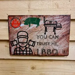 Tavla, plåtskylt "You can trust me, I BBQ" Plåtskylt vintage metall, metalltavla för kök, utekök, grillhörna, BBQ, Bar, Mancave Dekorera din favoritplats med skyltar i plåt och metalltavlor i rustik vintage design som bjuder in till ett skratt eller två ;) BBQ:are, grilldårar, grillers, grillfantatiker och andra livsnjutare som helst bor vid grillen, iklädd sin lumberjack flanellskjorta är värda sin egna tavla - här är den: You can trust me, I BBQ #youcantrustmeIBBQ - en perfekt present till grilltoken i ditt liv. BBQmonster har en häftig samling tavlor i metall som kan vara den perfekta presenten eller tillbehöret till presenten som gör pricken över i:et, eller "the prick over the eye" som man säger i Amerikat... Metalltavlor för grill och BBQ är efterfrågade dekorer till utekök, mancaves och grillhörnor och med BBQmonsters uppsättning är chansen god att du hittar något som passar just dig eller den person du skall köpa presenten till. Presenttips: hitta en tavla som förstärker budskapet på din present, exempelvis en termometer i combo med tavlan "steak timer" Livsnjutare, Foodies och grillare är ofta glada för både god mat och god dryck. Därför kretsar många av dessa metalltavlor på tema Mat, såsom recepttavlor (för exempelvis Pulled pork, Revben / Ribs och Brisket). Eller Dryck (whisky, bourbon, beer, öl, IPA, Cider, Stout och inte minst modedrycken GIN). Tavlorna i metall finns i ett antal olika format, men där det vanligaste är måtten 20 x 30 (stående) cm eller 30 x 20 (liggande). Det finns även ett par större modeller (bland annat runda). Tavlorna har en vikt kant så inga vassa kanter existerar. Hörnen är försedda med hål (på det fyrkantiga tavlorna) där du enkelt med två eller fyra spik eller skruvar fäster upp tavlan på underlaget. Du kan även använda dubbelhäftande tejp om det passar bättre mot underlaget. Du hittar alla tavlor under kategorin Tavlor metall  