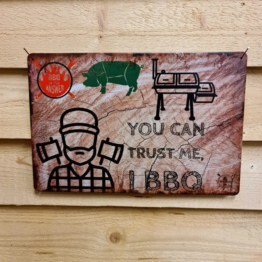 Tavla, plåtskylt "You can trust me, I BBQ" Plåtskylt vintage metall, metalltavla för kök, utekök, grillhörna, BBQ, Bar, Mancave Dekorera din favoritplats med skyltar i plåt och metalltavlor i rustik vintage design som bjuder in till ett skratt eller två ;) BBQ:are, grilldårar, grillers, grillfantatiker och andra livsnjutare som helst bor vid grillen, iklädd sin lumberjack flanellskjorta är värda sin egna tavla - här är den: You can trust me, I BBQ #youcantrustmeIBBQ - en perfekt present till grilltoken i ditt liv. BBQmonster har en häftig samling tavlor i metall som kan vara den perfekta presenten eller tillbehöret till presenten som gör pricken över i:et, eller "the prick over the eye" som man säger i Amerikat... Metalltavlor för grill och BBQ är efterfrågade dekorer till utekök, mancaves och grillhörnor och med BBQmonsters uppsättning är chansen god att du hittar något som passar just dig eller den person du skall köpa presenten till. Presenttips: hitta en tavla som förstärker budskapet på din present, exempelvis en termometer i combo med tavlan "steak timer" Livsnjutare, Foodies och grillare är ofta glada för både god mat och god dryck. Därför kretsar många av dessa metalltavlor på tema Mat, såsom recepttavlor (för exempelvis Pulled pork, Revben / Ribs och Brisket). Eller Dryck (whisky, bourbon, beer, öl, IPA, Cider, Stout och inte minst modedrycken GIN). Tavlorna i metall finns i ett antal olika format, men där det vanligaste är måtten 20 x 30 (stående) cm eller 30 x 20 (liggande). Det finns även ett par större modeller (bland annat runda). Tavlorna har en vikt kant så inga vassa kanter existerar. Hörnen är försedda med hål (på det fyrkantiga tavlorna) där du enkelt med två eller fyra spik eller skruvar fäster upp tavlan på underlaget. Du kan även använda dubbelhäftande tejp om det passar bättre mot underlaget. Du hittar alla tavlor under kategorin Tavlor metall  