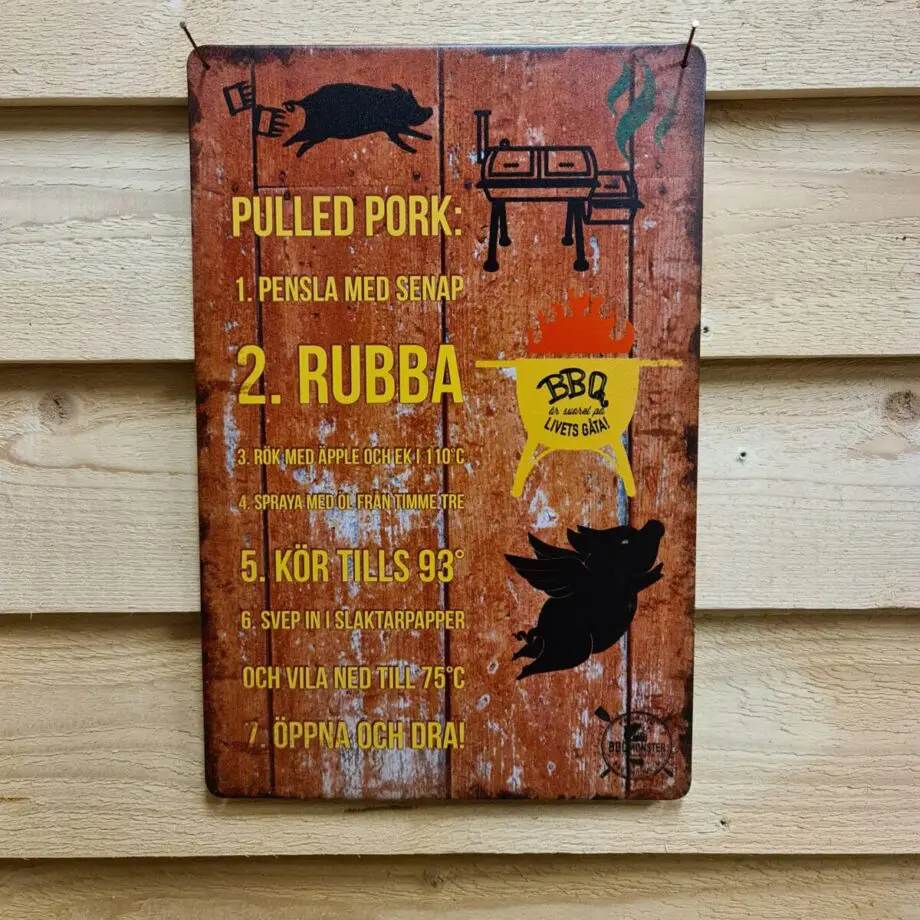 Tavla skylt "recept på Ribs" Vintage skyltar i plåt. Skylt för kök, utekök, grillhörna, BBQ, Bar, Mancave Dekorera din favoritplats med skyltar och metalltavlor i rustik vintage design som bjuder in till ett skratt eller två ;) Här är skylten och tavlan i plåt som ger dig ett gott förslag på hur du tillagar Pulled Pork Receptet blir dekorativt i både köket och uteköket. Du vet väl att BBQmonsters butik i Ödåkra har iberico Karré i frysen varje dag! Tavlor i metall och plåtskyltar? BBQmonster har en häftig samling tavlor och skyltar i metall som kan vara den perfekta presenten eller tillbehöret till presenten som gör pricken över i:et, eller "the prick over the eye" som man säger i Amerikat... Metalltavlor för grill och BBQ är efterfrågade dekorer till utekök, mancaves och grillhörnor och med BBQmonsters uppsättning är chansen god att du hittar en skylt som passar just dig eller den person du skall köpa presenten till. Ett presenttips kan vara att om du köper låt säga ett paket spanska ginglas att då komplettera med en skylt som förstärker budskapet. Samma sak kan appliceras Ölglas, Kamados osv. Livsnjutare, Foodies och grillare är ofta glada för både god mat och god dryck. Därför kretsar många av dessa vintage skyltar och metalltavlor på tema Mat, såsom recepttavlor (för exempelvis Pulled pork, Revben / Ribs och Brisket). Eller Dryck (whisky, bourbon, beer, öl, IPA, Cider, Stout och inte minst modedrycken GIN). Tavlorna i metall finns i ett antal olika format, men där det vanligaste är måtten 20 x 30 (stående) cm eller 30 x 20 (liggande). Det finns även ett par större modeller (bland annat runda). Skyltarna har en vikt kant så inga vassa kanter existerar. Hörnen är försedda med hål (på det fyrkantiga tavlorna) där du enkelt med två eller fyra spik eller skruvar fäster upp tavlan på underlaget. Du kan även använda dubbelhäftande tejp om det passar bättre mot underlaget. Recepttavla och recept på Ribs Du hittar alla tavlor och skyltar under kategorin Tavlor metall (www.bbqmonster.se/produkt-kategori/tavlor/)