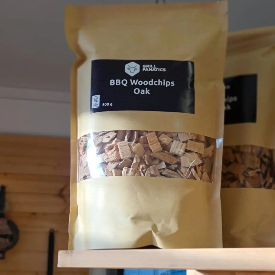 Rökflis - ek Wood chips av ek - allround flis med harmonisk men kraftfull Rökflis, Wood chips, rökträ, rökved - det finns en del olika namn och än så länge verkar inte Svensken ha bestämt sig för vilket ord som ligger bäst på tungan. Hur som helst - vad vi alla är överens om är att det gör väldigt stor skillnad på smak och upplevelse genom att tillföra torrt trä till kolen, briketterna eller gasolbrännarna. Karaktär Detta är rökflis / wood chips av Ek. Ek är förmodligen det mest mångsidiga träslag när det kommer till vad du kan använda det till. Ek ger en harmonisk men ändå kraftfull rök och smak. Testa det till julskinkan i combo med äpple, eller till brisket tillsammans med hickory.  Storleken har betydelse Den mindre storleken gör dessa woodchips / rökflis perfekta för kortare grill- BBQ- och röksessioner som kräver en kraftfull rökutveckling på kort tid (små träbitar börjar snabbare pyra och producera rök än större bitar). Det är även lämpligt att testa använda flis i täta grillar som kamadogrillar  eftersom att dessa rökgrillar har så lågt flöde av luft att du mycket väl kan nå bättre rökresultat med flis som en del av ditt rökträ. Torr är bäst Även om många ger rådet att lägga flis i blöt före användning vill BBQmonster ge dig rådet att testa lägga torrt trä intill glöden och på så sätt skapa en miljö där frisk rök kan tillföras utan att flisen brinner upp. Har du en gasolgrill är du dock mer hjälpt av dessa mindre bitar trä - lägg dem i ugnsfolie, vik ihop och perforera med några hål, placera därefter över brännarna. Om att använda trä för att skapa rök: Blött trä släcker delvis glöden från kolen och skapar oftast en smutsigare rök. Målet när du tillför rökträ är att skapa en god förbränning där röken är klar och fin, inte tjock och mullrande. Röken skall lukta gott och blött trä luktar...inte gott. Thin blue smoke pratar det stora landet i väster om och även om det inte alltid är blå rök som lämnar skorstenen så kan du ha det i bakhuvudet: mörk rök är dåligt, vit rök är bättre men inte bra, ljus eller blåskimrande rök är frisk rök och ger bäst smak och doft. Om du upplever att röken inte är ljus kan du testa att öppna spjällen något mer och på så sätt förbättra förbränningen. Var dock noggrann med att se till att temperaturen inte rusar iväg. Kom ihåg: Torrt trä Lägg så nära glöden att rök börjar produceras Lukta på röken (använd bara trä som du gillar doften av) Se på röken (den skall vara så ljus som möjligt) Om röken är mörk, släpp in mer luft, skapa bättre drag Innehåller 500 gram av bästa, renaste trä (utan bark) levererat i en stand up bag av papp.