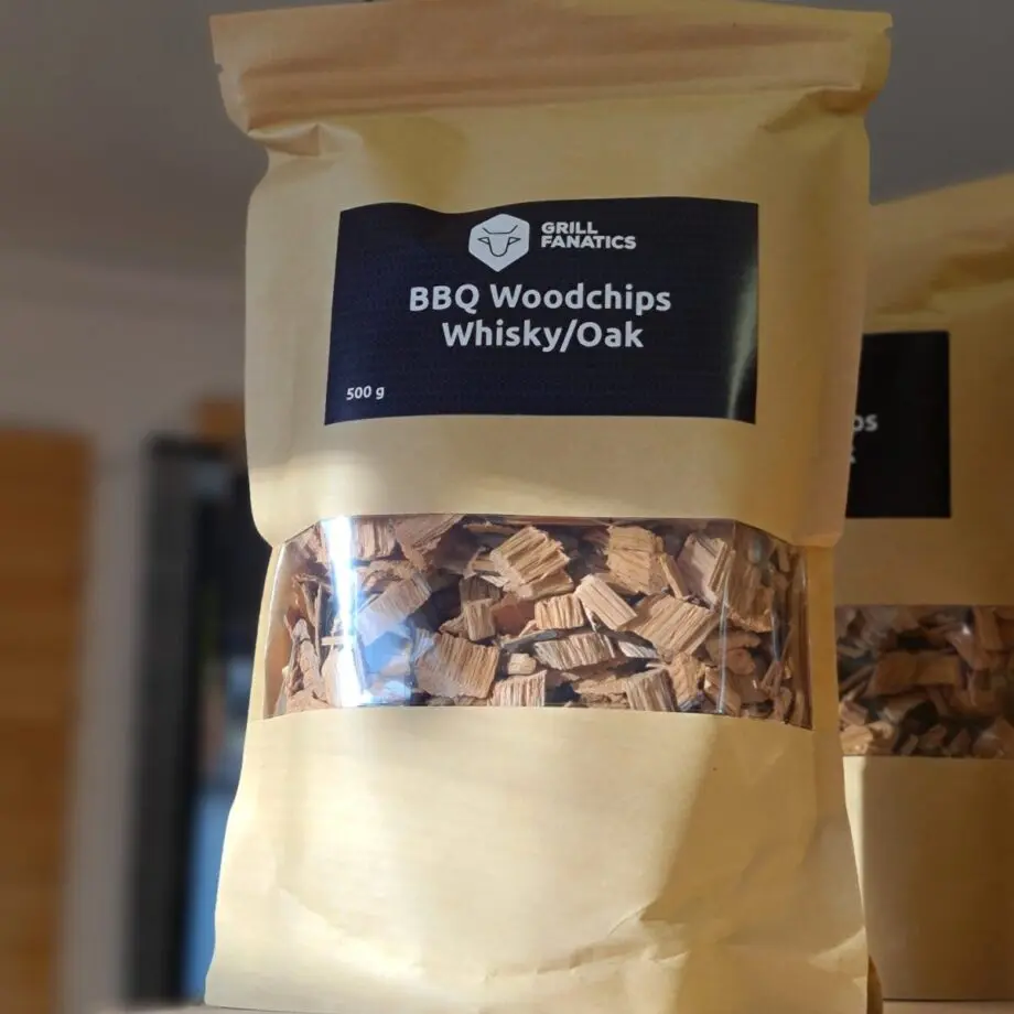 Rökflis - ek/whisky Wood chips av ek från whiskytunnor - allround flis för livsnjutaren Rökflis, Wood chips, rökträ, rökved - det finns en del olika namn och än så länge verkar inte Svensken ha bestämt sig för vilket ord som ligger bäst på tungan. Hur som helst - vad vi alla är överens om är att det gör väldigt stor skillnad på smak och upplevelse genom att tillföra torrt trä till kolen, briketterna eller gasolbrännarna. Karaktär Detta är rökflis / wood chips av Ek. Ek är förmodligen det mest mångsidiga träslag när det kommer till vad du kan använda det till. Ek ger en harmonisk men ändå kraftfull rök och smak. Testa det till julskinkan i combo med äpple, eller till brisket tillsammans med hickory. Denna variant av ek kommer från använda fat som haft nöjet att lagra whisky - tala om fulla tunnor ;) Storleken har betydelse Den mindre storleken gör dessa woodchips / rökflis perfekta för kortare grill- BBQ- och röksessioner som kräver en kraftfull rökutveckling på kort tid (små träbitar börjar snabbare pyra och producera rök än större bitar). Det är även lämpligt att testa använda flis i täta grillar som kamadogrillar  eftersom att dessa rökgrillar har så lågt flöde av luft att du mycket väl kan nå bättre rökresultat med flis som en del av ditt rökträ. Torr är bäst Även om många ger rådet att lägga flis i blöt före användning vill BBQmonster ge dig rådet att testa lägga torrt trä intill glöden och på så sätt skapa en miljö där frisk rök kan tillföras utan att flisen brinner upp. Har du en gasolgrill är du dock mer hjälpt av dessa mindre bitar trä - lägg dem i ugnsfolie, vik ihop och perforera med några hål, placera därefter över brännarna. Om att använda trä för att skapa rök: Blött trä släcker delvis glöden från kolen och skapar oftast en smutsigare rök. Målet när du tillför rökträ är att skapa en god förbränning där röken är klar och fin, inte tjock och mullrande. Röken skall lukta gott och blött trä luktar...inte gott. Thin blue smoke pratar det stora landet i väster om och även om det inte alltid är blå rök som lämnar skorstenen så kan du ha det i bakhuvudet: mörk rök är dåligt, vit rök är bättre men inte bra, ljus eller blåskimrande rök är frisk rök och ger bäst smak och doft. Om du upplever att röken inte är ljus kan du testa att öppna spjällen något mer och på så sätt förbättra förbränningen. Var dock noggrann med att se till att temperaturen inte rusar iväg. Kom ihåg: Torrt trä Lägg så nära glöden att rök börjar produceras Lukta på röken (använd bara trä som du gillar doften av) Se på röken (den skall vara så ljus som möjligt) Om röken är mörk, släpp in mer luft, skapa bättre drag Innehåller 500 gram av bästa, renaste trä (utan bark) levererat i en stand up bag av papp.