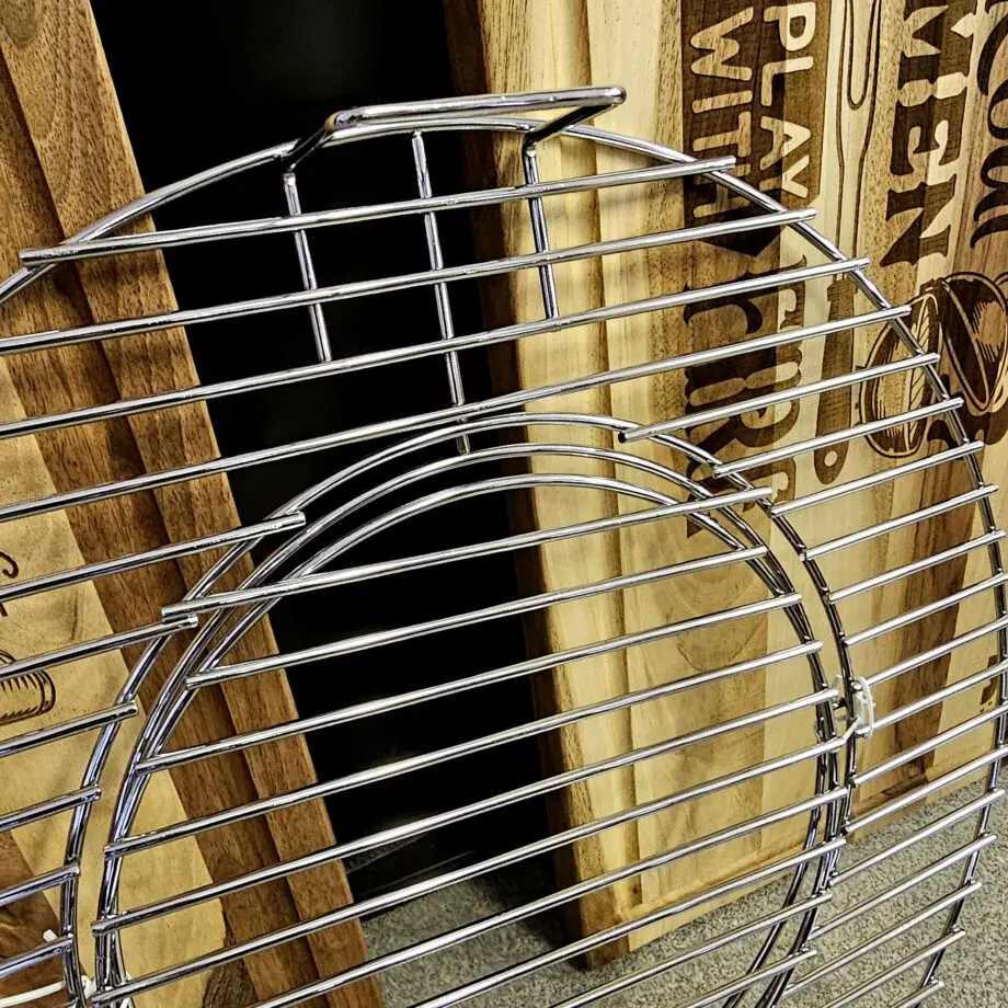 Galler 5mm förkromat stål Passar klotgrillar med 57cm Flex system  - med borttagbar centrumpuck som kan kompletteras med gjutjärnstillbehör Den absolut vanligaste kolgrillen är fortsatt den klassiska "WEBER 57:an" - en klotgrill som varit med sedan 1952. Även om just din grill inte är född -52 så kan det vara en god idé att se över det galler som ligger i din grill. Äldre galler har en tendens att nötas upp av tidens tand och har du en nyare grill kan det hända att du har ett förkromat galler och dessa tappar inte sällan "färgen" i form av flagor - inte så gott. Ju grövre galler desto mer energi kan lagras i metallen. När du lägger på en bit kött kommer energi (värme) stjälas från gallret. Är ditt galler för tunt blir gallret kallt och du får inte de karaktäristiska grillränderna (grill marks) utan köttets yta blir snarare lätt kokt under en kort tid. Detta galler kan kompletteras med ett gjutjärnsgaller eller ett vändbart stekbord och ersätter då centrumpucken som tas bort. För dig som vill Woka så finns det en gjutjärnsWok att sätta i gallrets mitt. Detta galler är alltså i 5mm förkromat stål och byggt för "flex system" där du kan byta ut mittdelen av gallret till gjutjärnstillbehör. Det passar  57 cm grillar (det är yttermåttet man räknat när man angivit namnet)  det faktiska måttet på gallret är en diameter på 53,8 mm (vill du vara på säkra sidan så mäter du tvärs över hållarna för gallret) 5mm förkromat stål flex system hygieniskt
